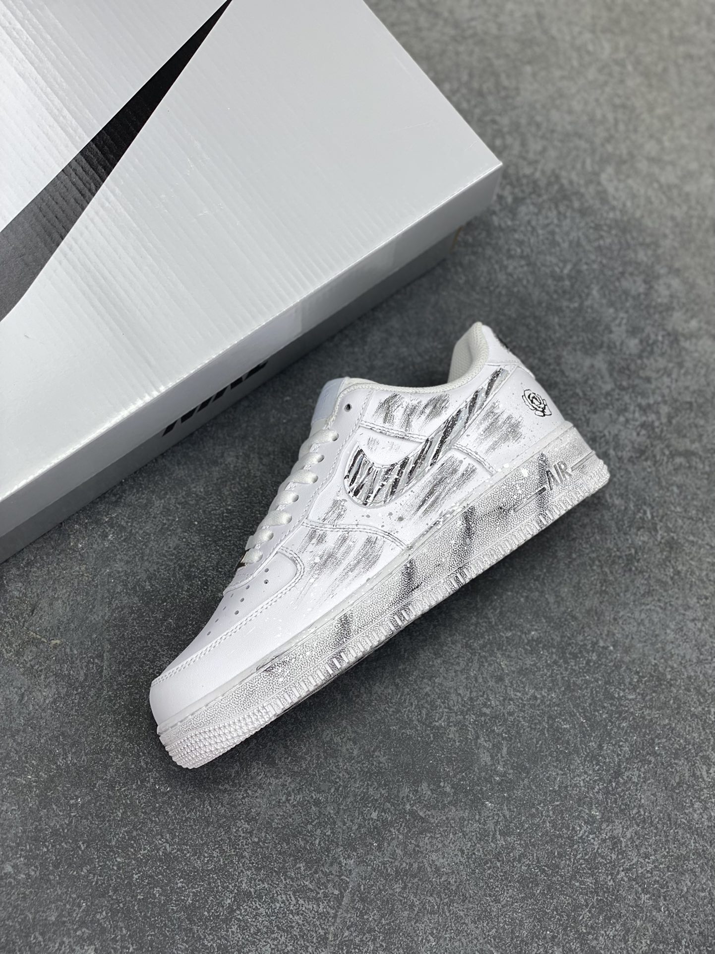 图片[7]-【定制球鞋】Nike Air Force 1 暗迹 手绘 泼墨涂鸦 时尚 潮流 耐磨 低帮 板鞋 男女同款 黑白色 黑白折边针车 工艺难度大 原楦头原纸板 原装鞋盒 定制五金配件 内置全掌气垫 原厂鞋底 货号：CW2288-111 尺码： 36 36.5 37.5 38 38.5 39 40 405. 41 42 42.5 43 44 44.5 45-选品中心