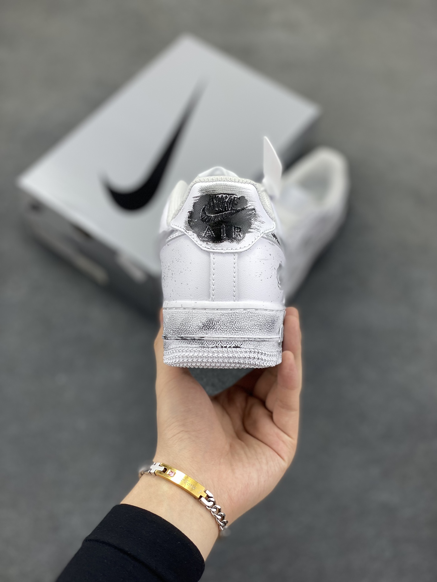 图片[4]-【定制球鞋】Nike Air Force 1 暗迹 手绘 泼墨涂鸦 时尚 潮流 耐磨 低帮 板鞋 男女同款 黑白色 黑白折边针车 工艺难度大 原楦头原纸板 原装鞋盒 定制五金配件 内置全掌气垫 原厂鞋底 货号：CW2288-111 尺码： 36 36.5 37.5 38 38.5 39 40 405. 41 42 42.5 43 44 44.5 45-选品中心