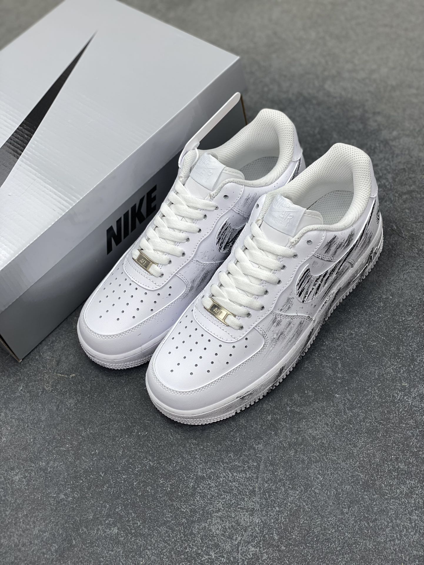 图片[8]-【定制球鞋】Nike Air Force 1 暗迹 手绘 泼墨涂鸦 时尚 潮流 耐磨 低帮 板鞋 男女同款 黑白色 黑白折边针车 工艺难度大 原楦头原纸板 原装鞋盒 定制五金配件 内置全掌气垫 原厂鞋底 货号：CW2288-111 尺码： 36 36.5 37.5 38 38.5 39 40 405. 41 42 42.5 43 44 44.5 45-选品中心