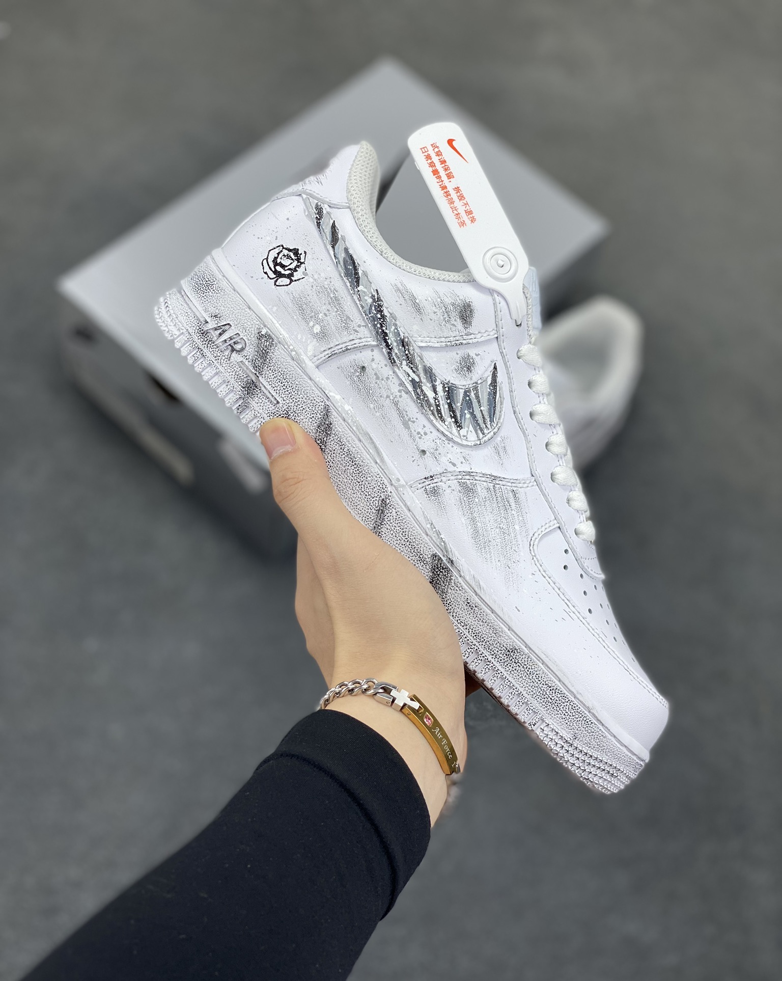 【定制球鞋】Nike Air Force 1 暗迹 手绘 泼墨涂鸦 时尚 潮流 耐磨 低帮 板鞋 男女同款 黑白色 黑白折边针车 工艺难度大 原楦头原纸板 原装鞋盒 定制五金配件 内置全掌气垫 原厂鞋底 货号：CW2288-111 尺码： 36 36.5 37.5 38 38.5 39 40 405. 41 42 42.5 43 44 44.5 45-选品中心