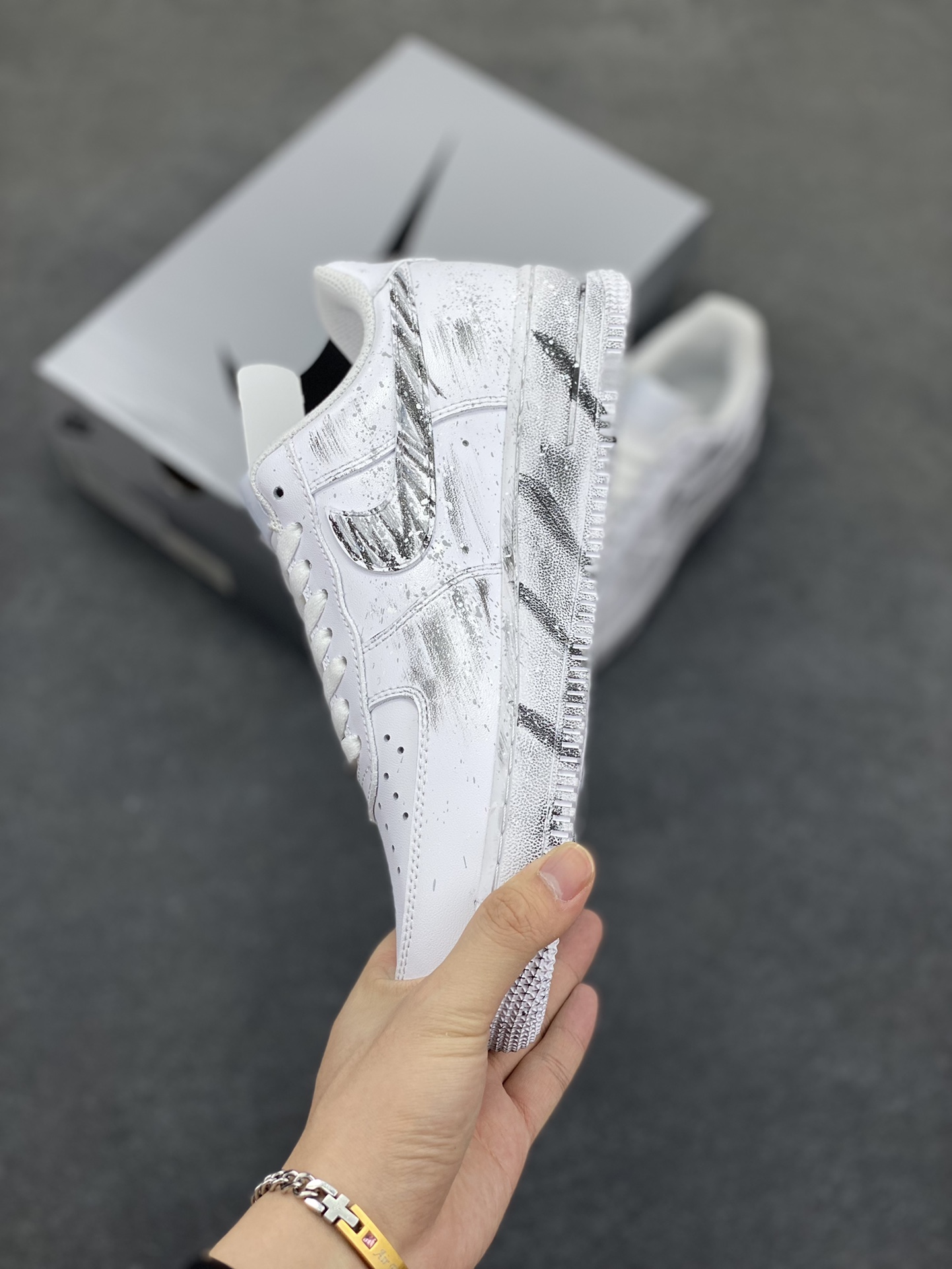 图片[3]-【定制球鞋】Nike Air Force 1 暗迹 手绘 泼墨涂鸦 时尚 潮流 耐磨 低帮 板鞋 男女同款 黑白色 黑白折边针车 工艺难度大 原楦头原纸板 原装鞋盒 定制五金配件 内置全掌气垫 原厂鞋底 货号：CW2288-111 尺码： 36 36.5 37.5 38 38.5 39 40 405. 41 42 42.5 43 44 44.5 45-选品中心
