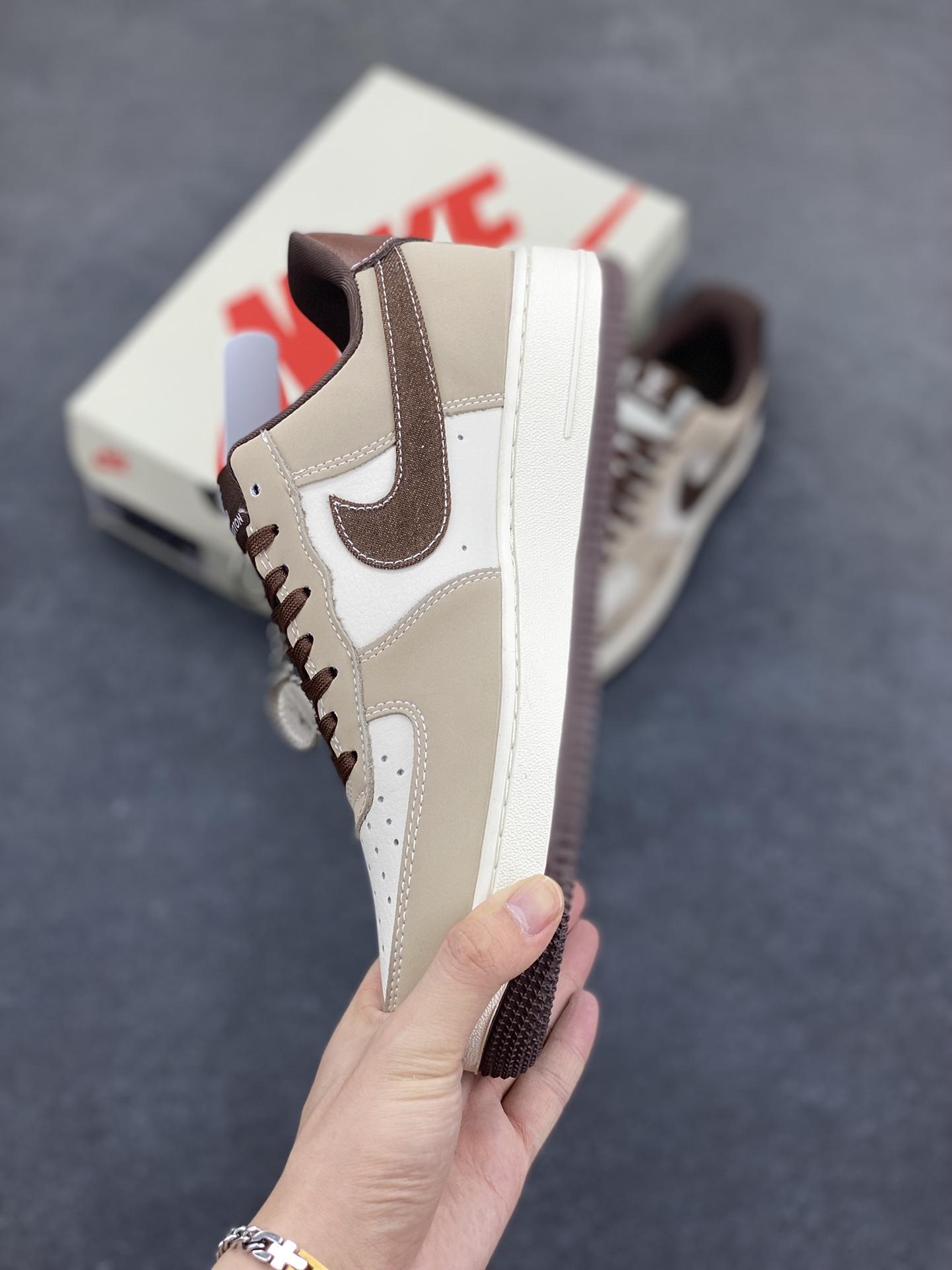 图片[3]-NIke Air Force 1 \’07 Low “LV联名——棕布勾”空军一号 低帮 运动鞋 休闲鞋 折边针车 工艺难度大 原楦头原纸板 原装鞋盒 定制五金配件 内置全掌气垫 原厂鞋底 货号：KK1988-091 尺码：36 36.5 37.5 38 38.5 39 40 40.5 41 42 42.5 43 44 44.5 45-选品中心