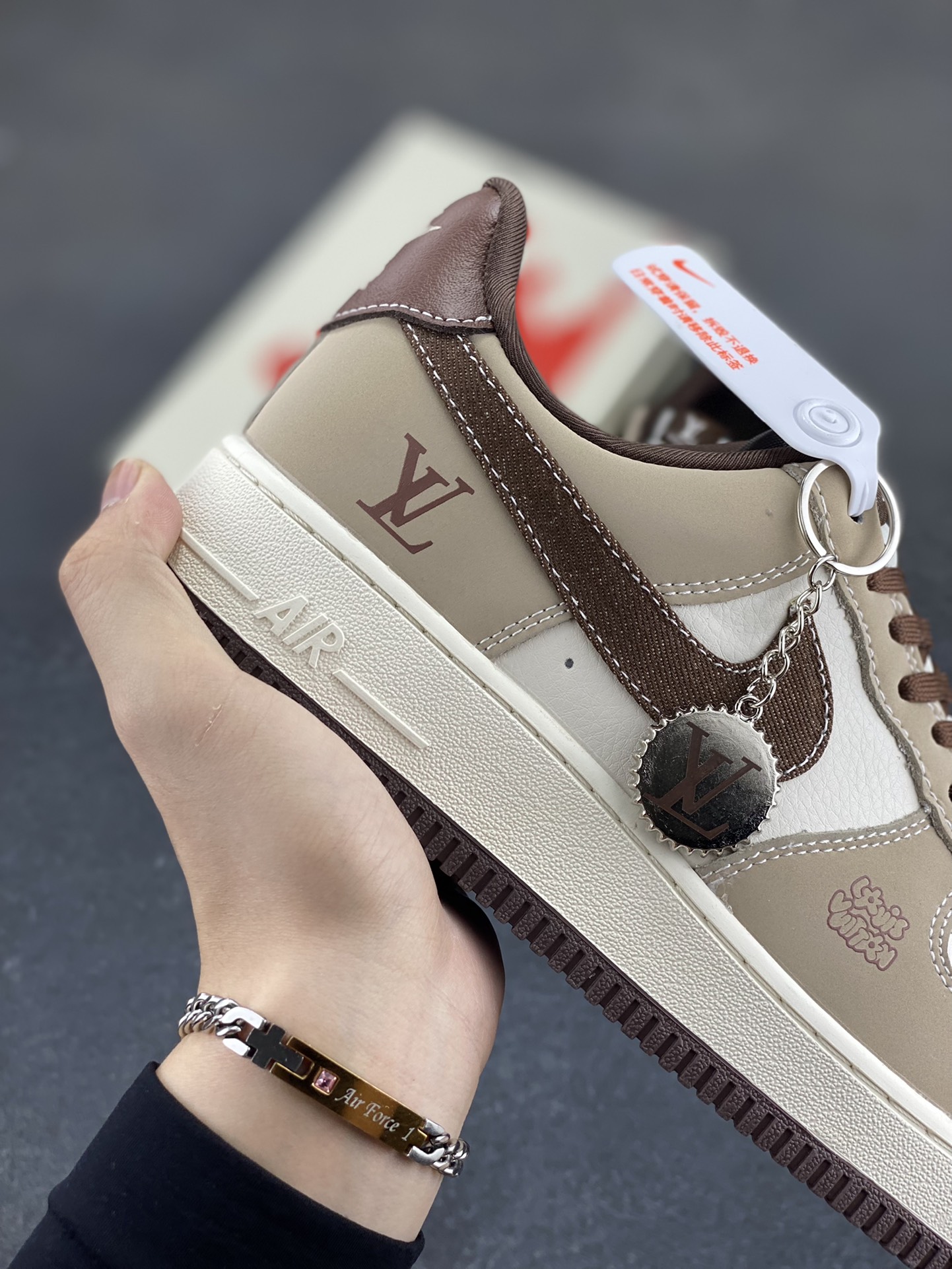图片[6]-NIke Air Force 1 \’07 Low “LV联名——棕布勾”空军一号 低帮 运动鞋 休闲鞋 折边针车 工艺难度大 原楦头原纸板 原装鞋盒 定制五金配件 内置全掌气垫 原厂鞋底 货号：KK1988-091 尺码：36 36.5 37.5 38 38.5 39 40 40.5 41 42 42.5 43 44 44.5 45-选品中心
