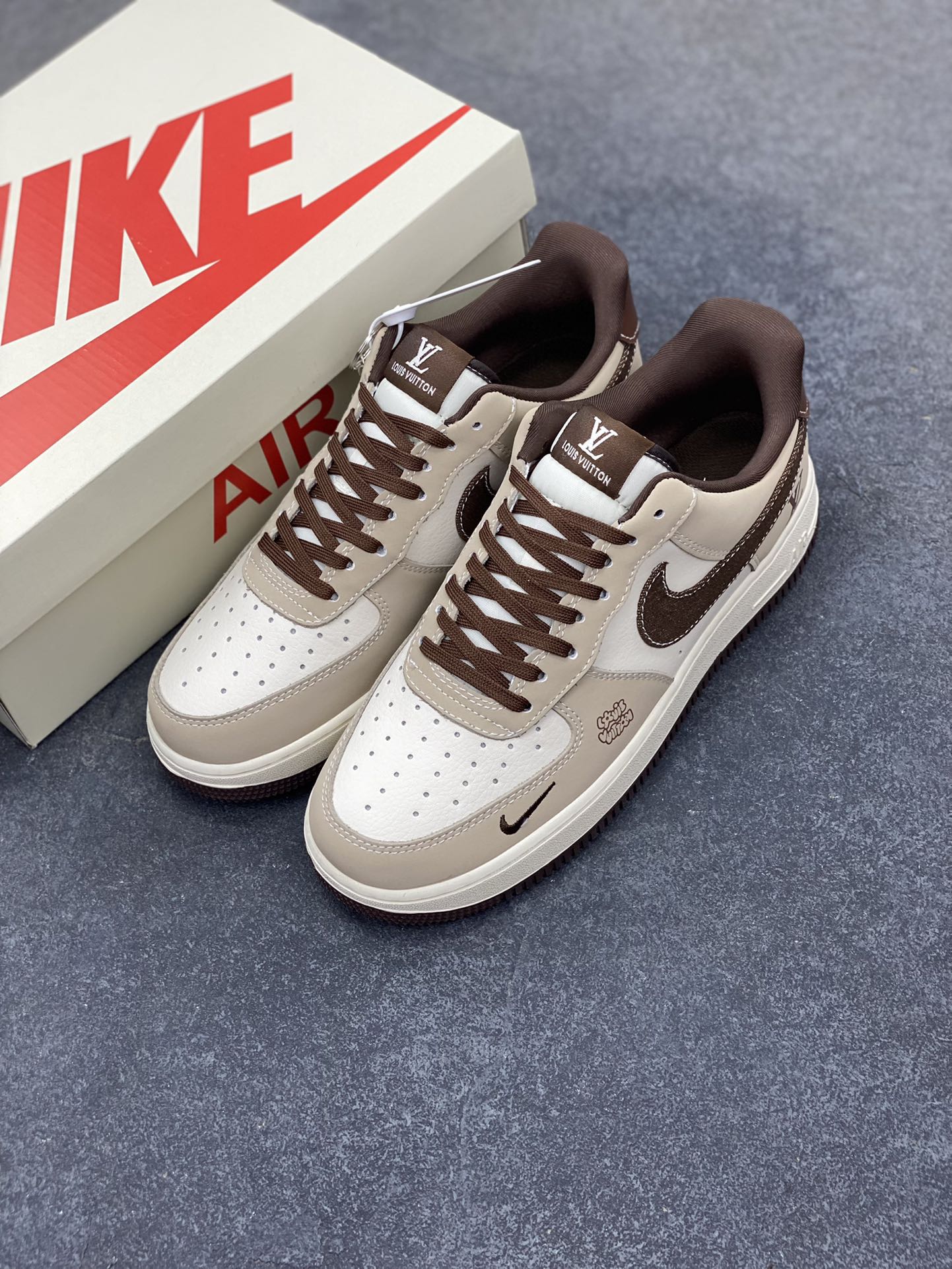 图片[8]-NIke Air Force 1 \’07 Low “LV联名——棕布勾”空军一号 低帮 运动鞋 休闲鞋 折边针车 工艺难度大 原楦头原纸板 原装鞋盒 定制五金配件 内置全掌气垫 原厂鞋底 货号：KK1988-091 尺码：36 36.5 37.5 38 38.5 39 40 40.5 41 42 42.5 43 44 44.5 45-选品中心