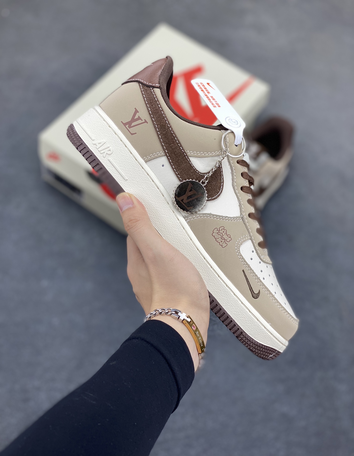NIke Air Force 1 \'07 Low “LV联名——棕布勾”空军一号 低帮 运动鞋 休闲鞋 折边针车 工艺难度大 原楦头原纸板 原装鞋盒 定制五金配件 内置全掌气垫 原厂鞋底 货号：KK1988-091 尺码：36 36.5 37.5 38 38.5 39 40 40.5 41 42 42.5 43 44 44.5 45-选品中心