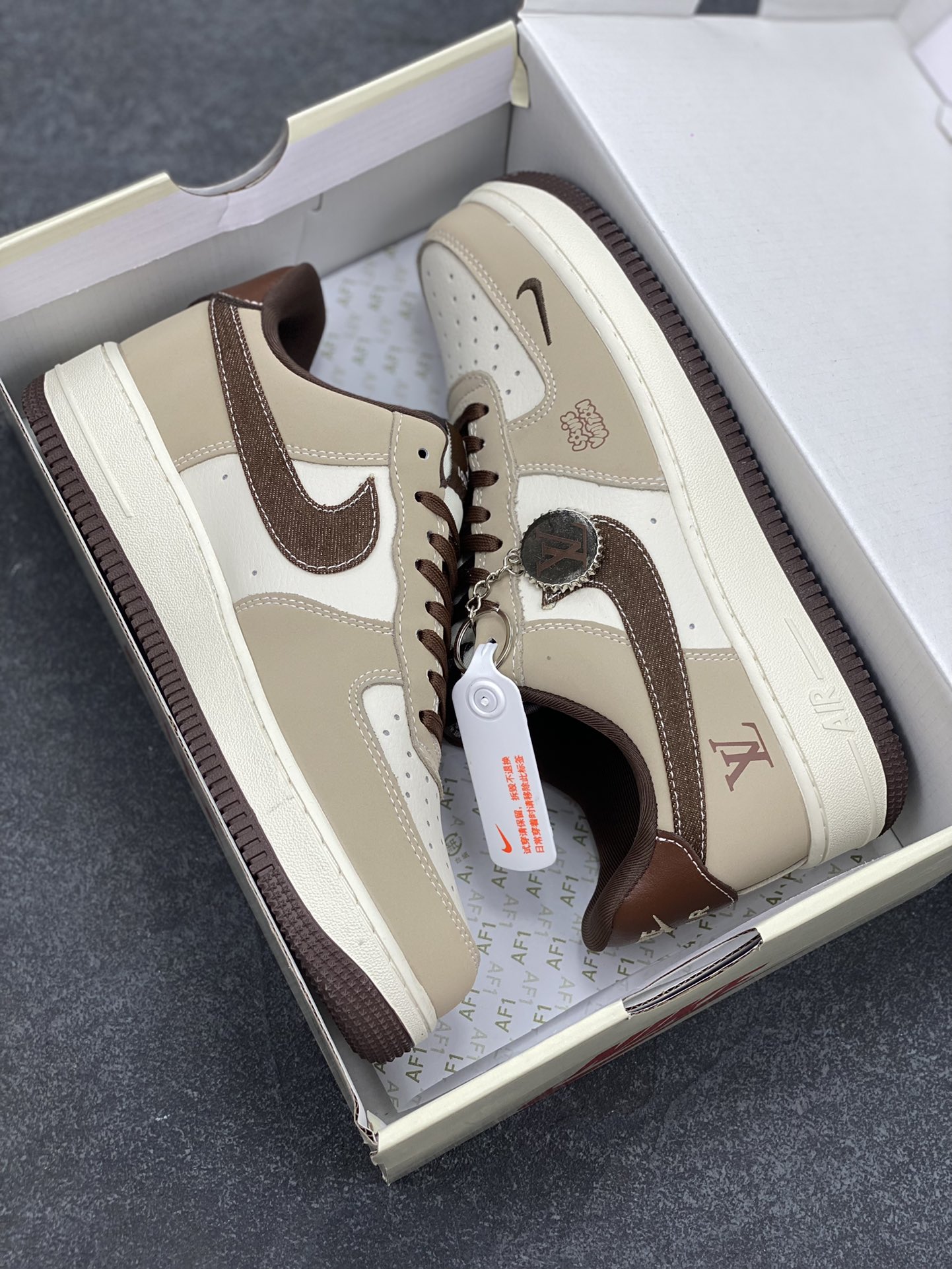 图片[9]-NIke Air Force 1 \’07 Low “LV联名——棕布勾”空军一号 低帮 运动鞋 休闲鞋 折边针车 工艺难度大 原楦头原纸板 原装鞋盒 定制五金配件 内置全掌气垫 原厂鞋底 货号：KK1988-091 尺码：36 36.5 37.5 38 38.5 39 40 40.5 41 42 42.5 43 44 44.5 45-选品中心