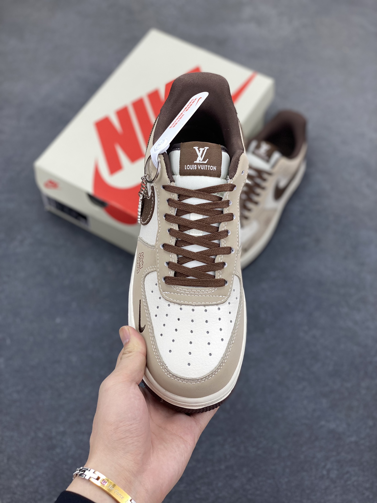图片[2]-NIke Air Force 1 \’07 Low “LV联名——棕布勾”空军一号 低帮 运动鞋 休闲鞋 折边针车 工艺难度大 原楦头原纸板 原装鞋盒 定制五金配件 内置全掌气垫 原厂鞋底 货号：KK1988-091 尺码：36 36.5 37.5 38 38.5 39 40 40.5 41 42 42.5 43 44 44.5 45-选品中心