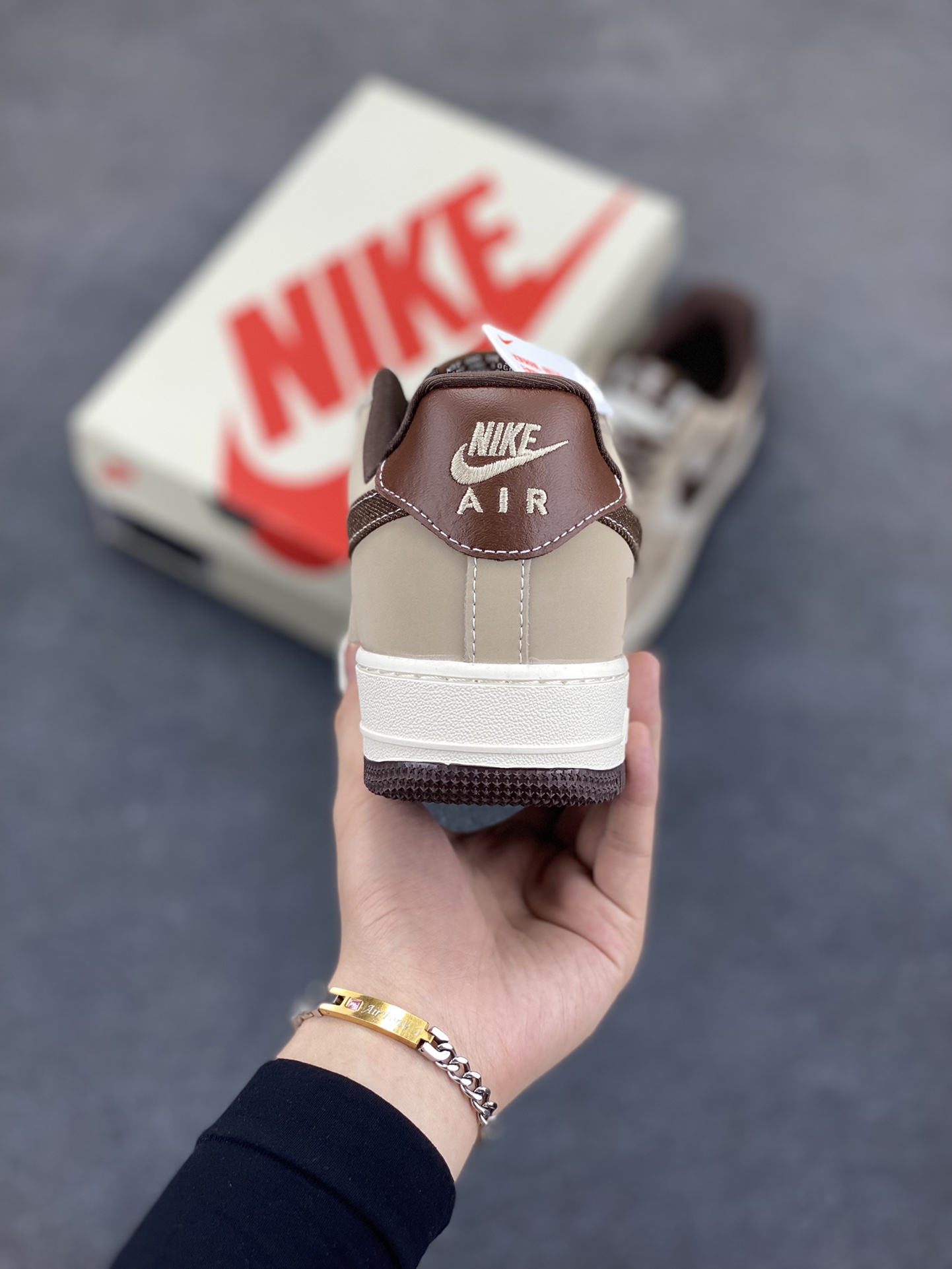 图片[4]-NIke Air Force 1 \’07 Low “LV联名——棕布勾”空军一号 低帮 运动鞋 休闲鞋 折边针车 工艺难度大 原楦头原纸板 原装鞋盒 定制五金配件 内置全掌气垫 原厂鞋底 货号：KK1988-091 尺码：36 36.5 37.5 38 38.5 39 40 40.5 41 42 42.5 43 44 44.5 45-选品中心