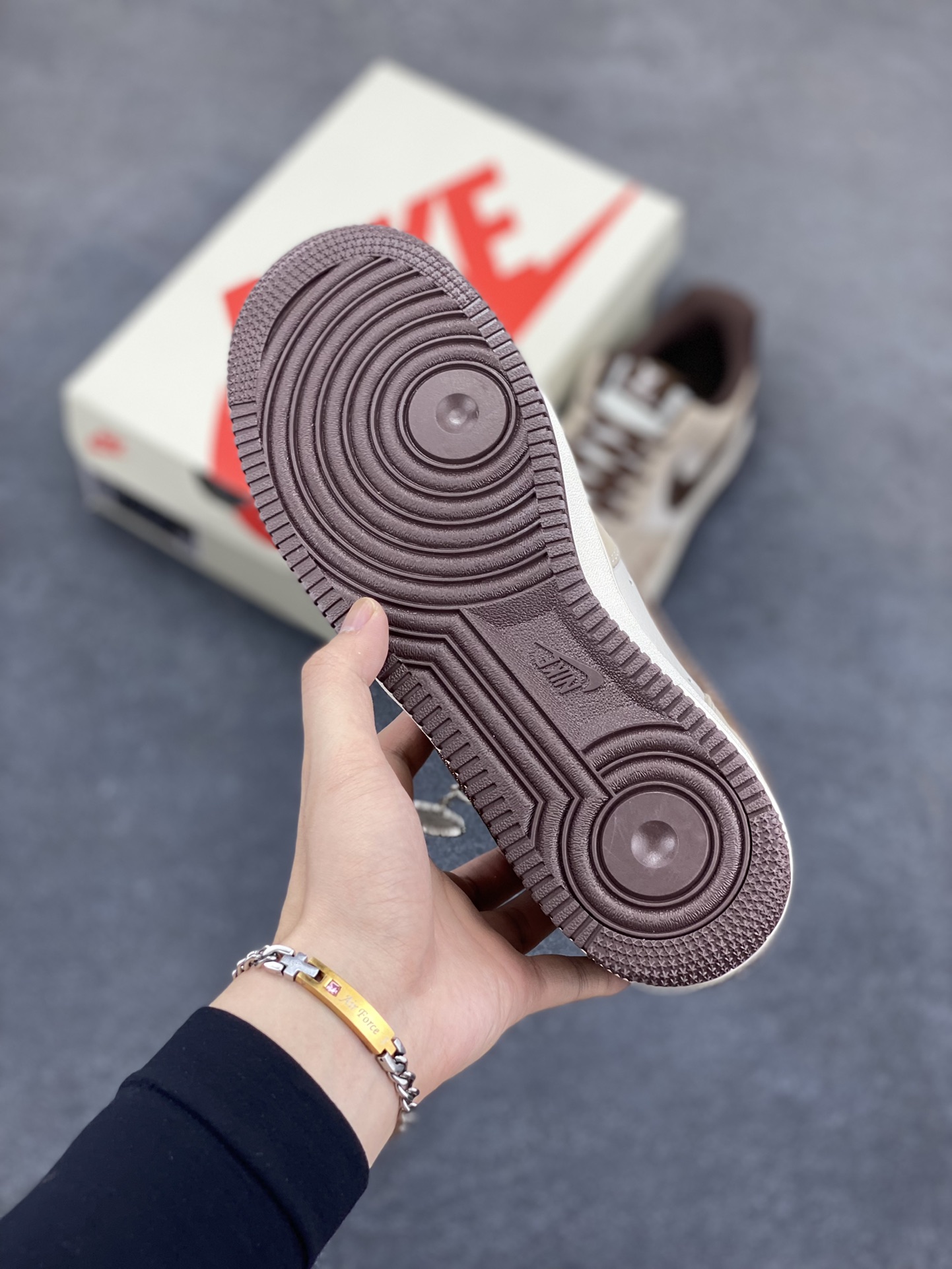 图片[5]-NIke Air Force 1 \’07 Low “LV联名——棕布勾”空军一号 低帮 运动鞋 休闲鞋 折边针车 工艺难度大 原楦头原纸板 原装鞋盒 定制五金配件 内置全掌气垫 原厂鞋底 货号：KK1988-091 尺码：36 36.5 37.5 38 38.5 39 40 40.5 41 42 42.5 43 44 44.5 45-选品中心