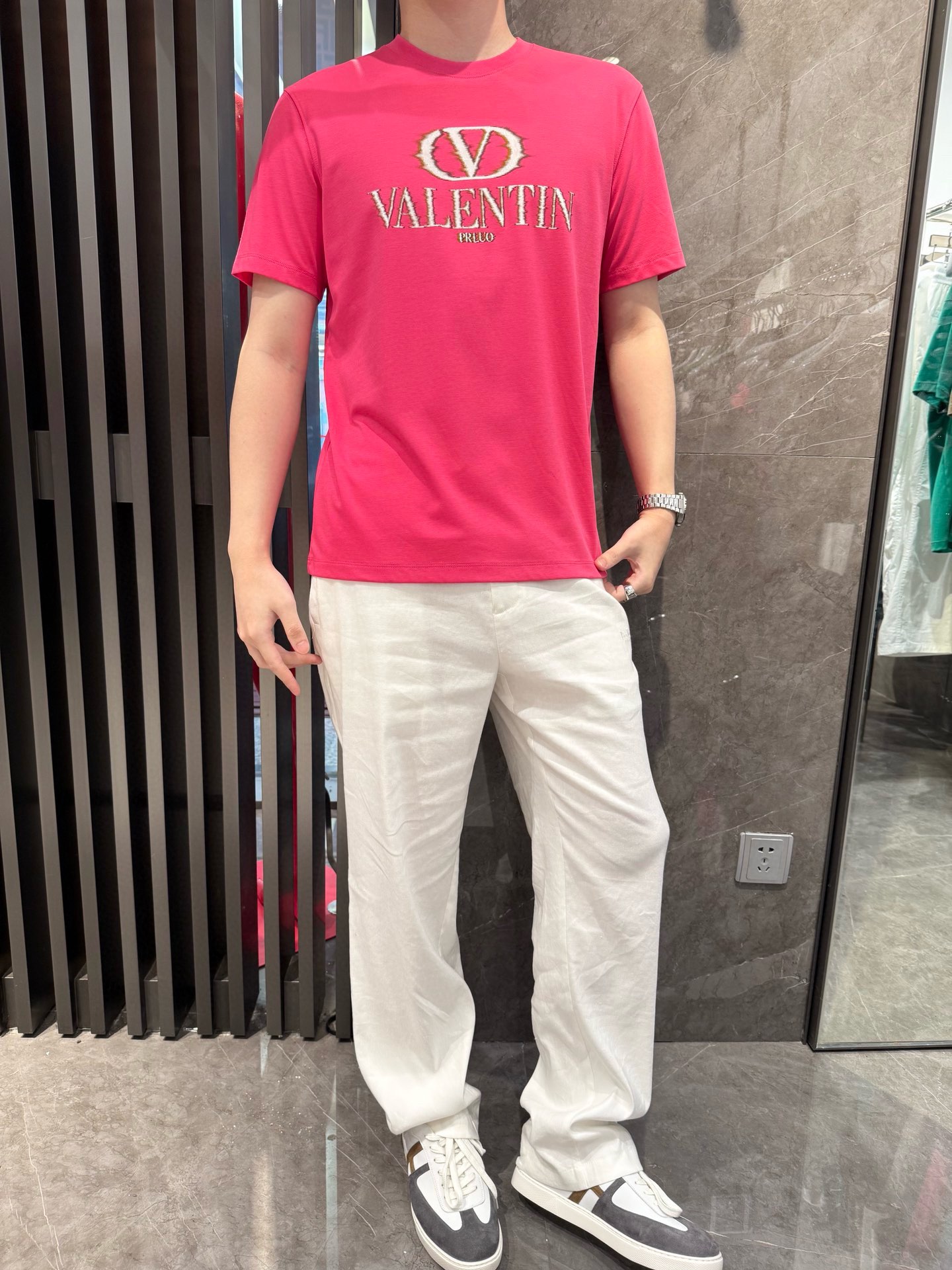 NO:452216,Valentino - the latest T-shirt shipment in 2025, hot-selling items in Europe and the United States!  Selected Italian imported brand European cotton fabrics, the latest brand printing designs, highlighting fashion!  Number of codes 48-56 (model 180/wear 50, with Hong Kong Lane Crawford gift box packaging), valentino,tees, t-shirt,alexander wang19860909华伦天奴-2025最新T恤出货 欧美热销单品！精选意大利进口品牌欧货棉面料,最新的品牌印花设计,彰显时尚 ！码数48-56（模特180/穿50,配香港连卡佛礼盒包装）,,valentino,tees，t-shirt,alexander wang,Men's clothing