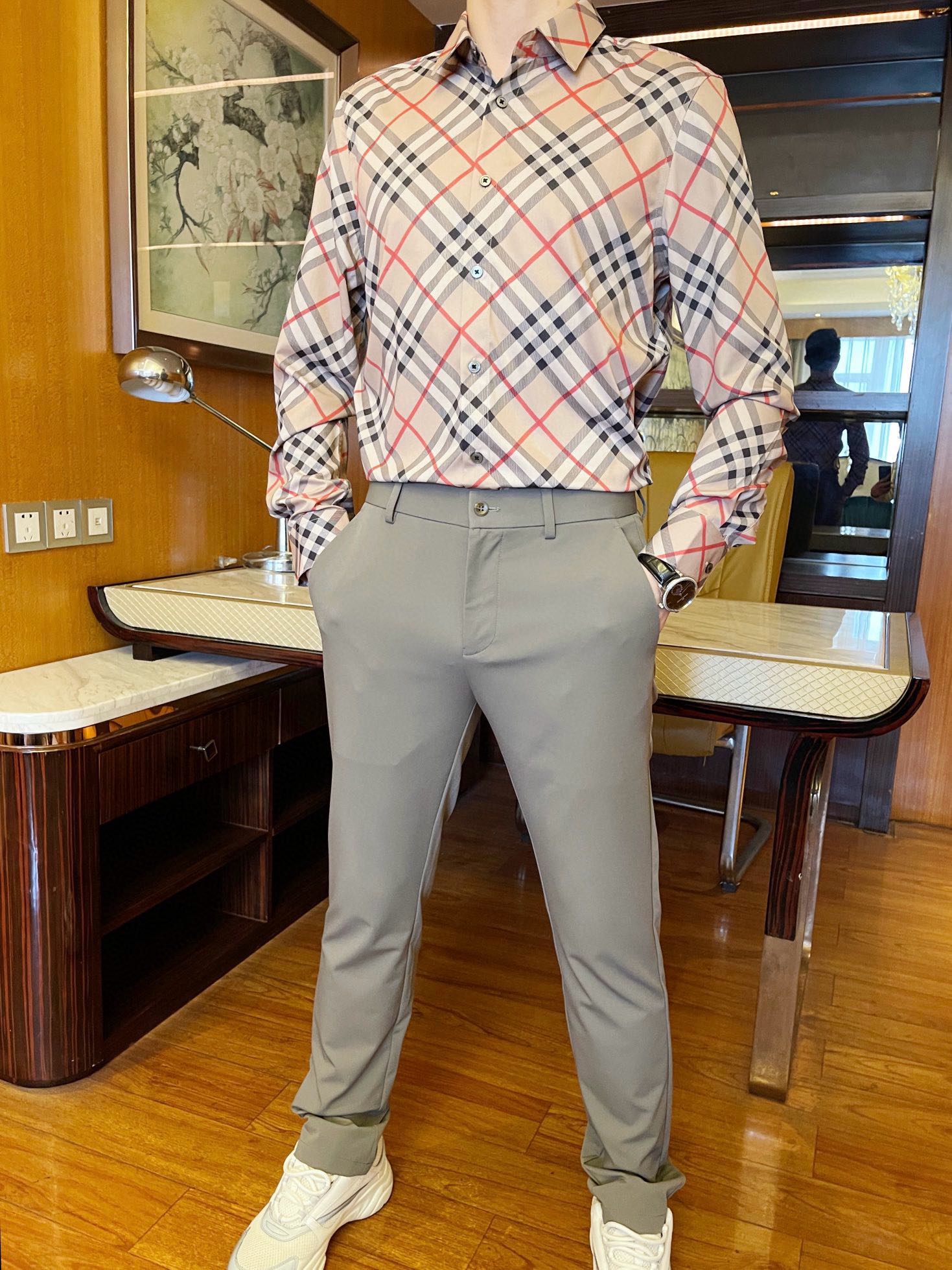 NO:452234,The latest casual trousers in TB-2025 counter are here, and the most popular items in European and American counters!  Selected custom-made cotton + recycled fiber fabric imported from Italy with a straight slim fit design, English and custom buttons on the back waist show the charm, business and casual boutique. Size 29-38 (model 173/130 wears 31 sizes, with Hong Kong Lane Crawford gift box packaging),,alexander wang19860909TB-2025专柜最新款休闲西裤到货 欧美专柜热销单品！精选意大利进口定制精棉+再生纤维面料搭配直筒修身设计,后腰侧的英文和定制纽扣彰显韵味 商务休闲精品.尺码29-38（模特173/130穿31码,配香港连卡佛礼盒包装）,,alexander wang,Men's clothing