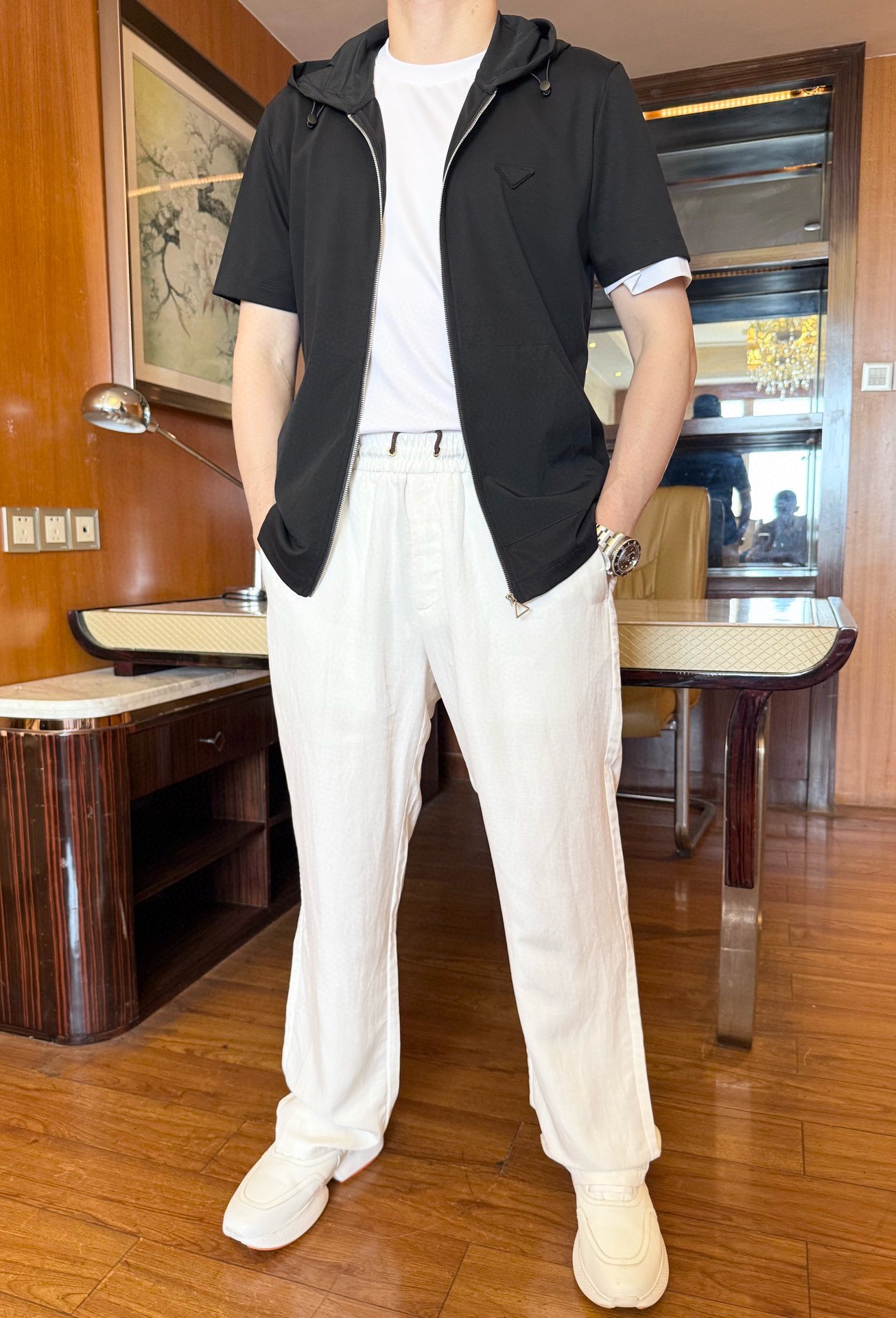 NO:452246,Prada-2025 counter latest hit short-sleeved products are shipped, and European and American counters are released simultaneously!  Selected Italian imported fine cotton + recycled fiber fabrics with simple design, the brand logo on the chest shows fashion, you must not miss it. Size 48-56 (model 173/130 wears 48, with Hong Kong Lane Crawford gift box packaging), prada, T-shirt, alexander wang19860909普拉达-2025专柜最新爆款短袖出货 欧美专柜同步发售！精选意大利进口精棉+再生纤维面料搭配简约的设计,胸前的品牌标志彰显时尚 恁绝对不容错过.尺码48-56（模特173/130穿48,配香港连卡佛礼盒包装）,,prada,T-shirt,alexander wang,Men's clothing