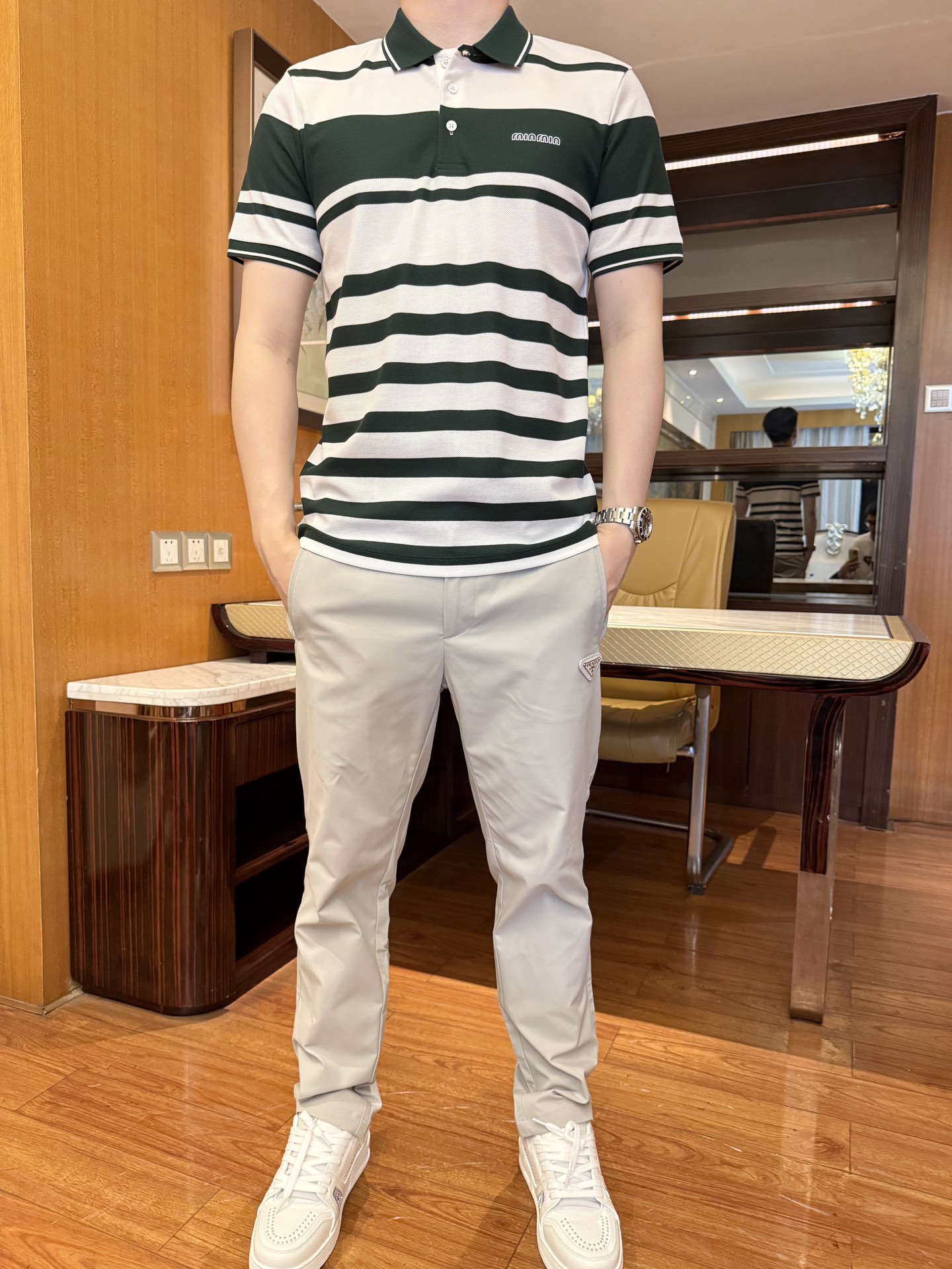 NO:452264,Miumiu-2025 counter latest hot-selling Polo, London counter hot-selling items!  Selected Italian imported fine cotton fabrics with the latest designs, brand embroidery on the chest highlights taste, business and casual boutique. Size: 48-56 (model 180/wear 50, with Hong Kong Lane Crawford gift box packaging), miumiu, alexander wang19860909miumiu-2025专柜最新爆款Polo出货 伦敦专柜热销单品！精选意大利进口精棉面料搭配最新的设计,胸口的品牌刺绣彰显品味 商务休闲精品.尺码:48-56（模特180/穿50,配香港连卡佛礼盒包装）,,miumiu,alexander wang,Men's clothing