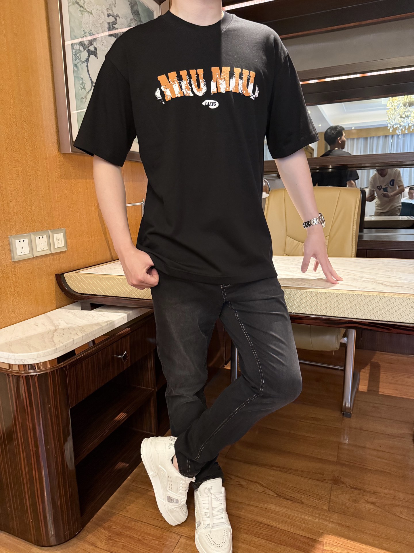 NO:452270,Miumiu-2025 counter latest hot T-shirt shipment, hot-selling items in European and American counters!  Selected Italian imported fine cotton fabrics with fashionable designs, exquisite brand logos on the chest to show the charm You are definitely worthy of having. Number of codes 48-56 (model 180/wear 48, with Hong Kong Lane Crawford gift box packaging), miumiu,tees, t-shirt, alexander wang19860909Miumiu-2025专柜最新爆款T恤出货 欧美专柜热销单品！精选意大利进口精棉面料搭配时尚的设计,胸前精致的品牌标志彰显韵味 您绝对值得拥有.码数48-56（模特180/穿48,配香港连卡佛礼盒包装）,,miumiu,tees，t-shirt,alexander wang,Men's clothing