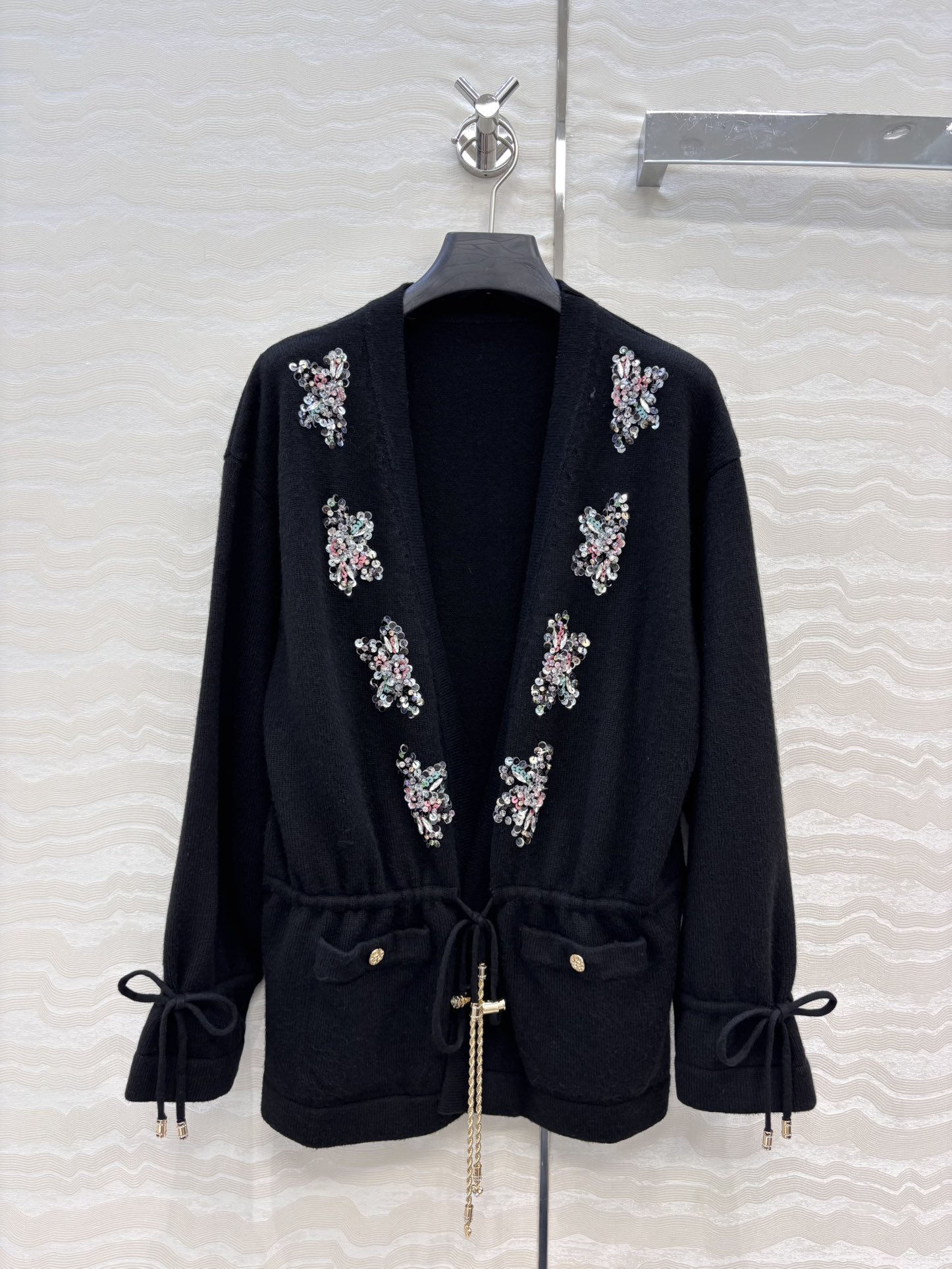Cardigan en maille avec bordure à volants et détails fleuris Coco25a
