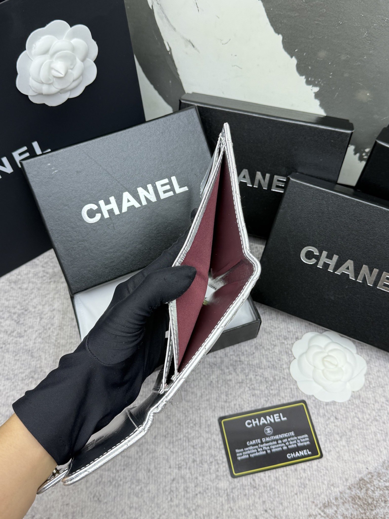 CHANEL牛皮製CF短三折財布 - 6つのカードポケットと小銭入れ付き
