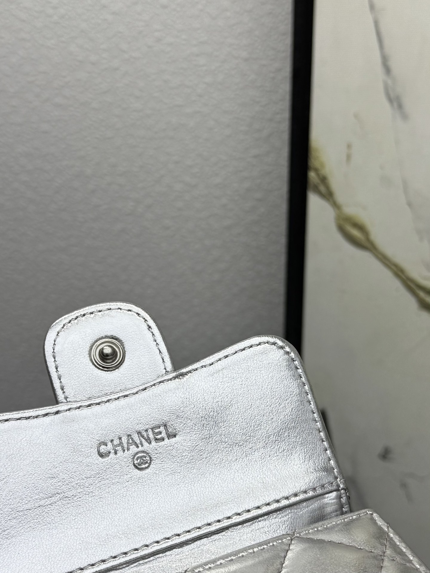 CHANEL牛皮製CF短三折財布 - 6つのカードポケットと小銭入れ付き