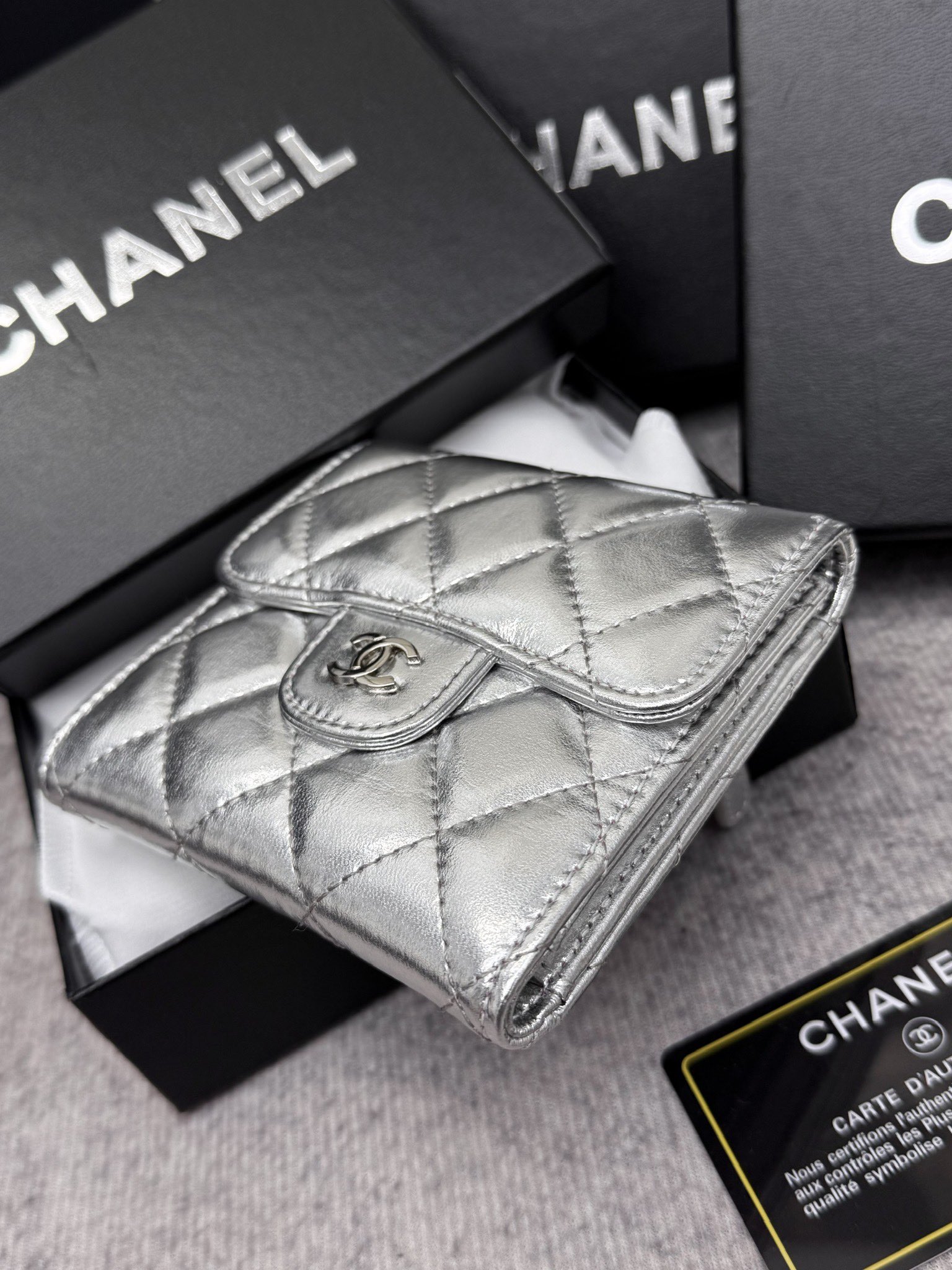 CHANEL牛皮製CF短三折財布 - 6つのカードポケットと小銭入れ付き