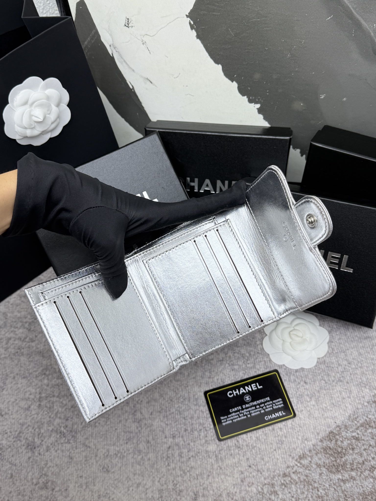 CHANEL牛皮製CF短三折財布 - 6つのカードポケットと小銭入れ付き