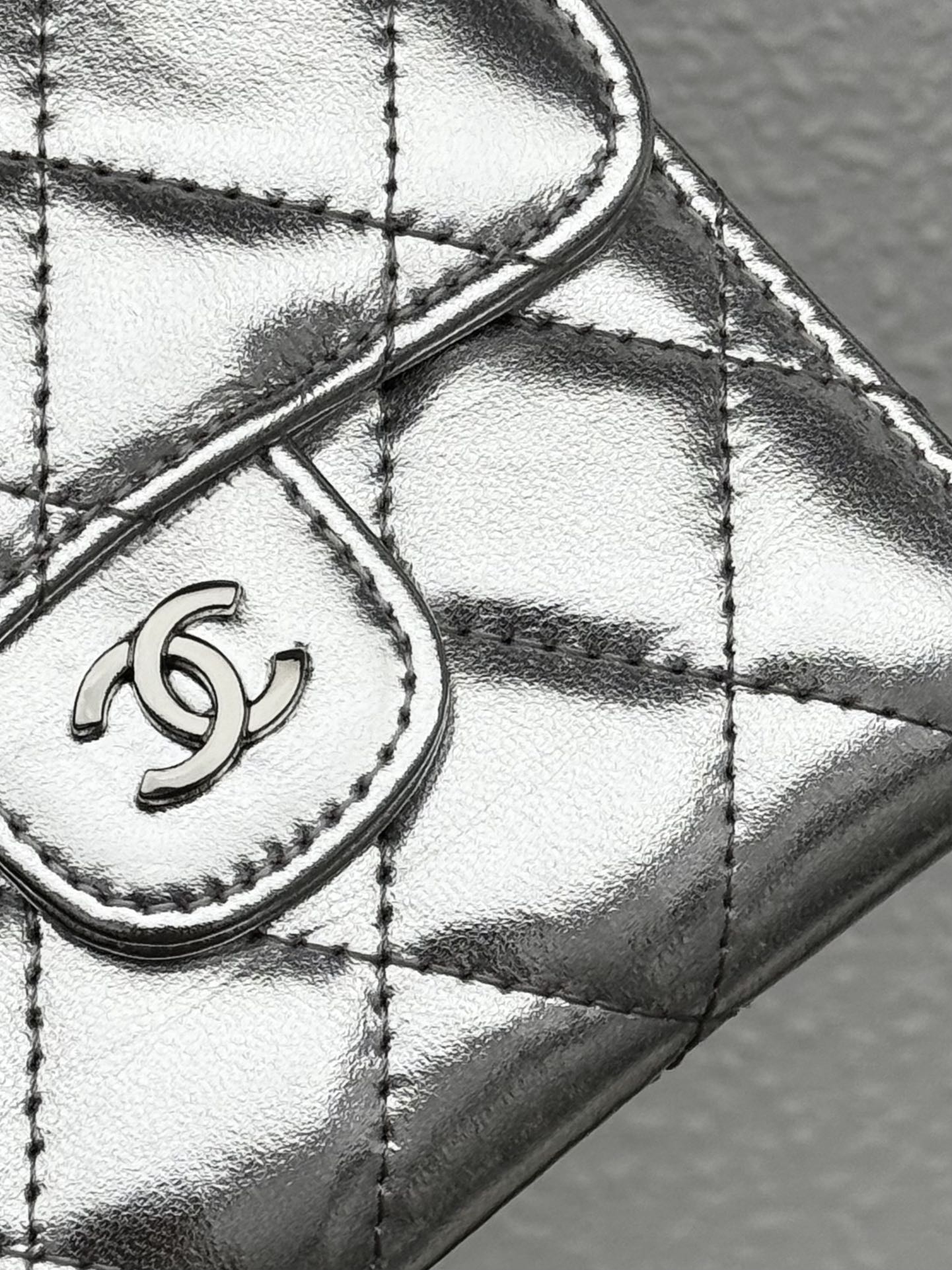 CHANEL牛皮製CF短三折財布 - 6つのカードポケットと小銭入れ付き