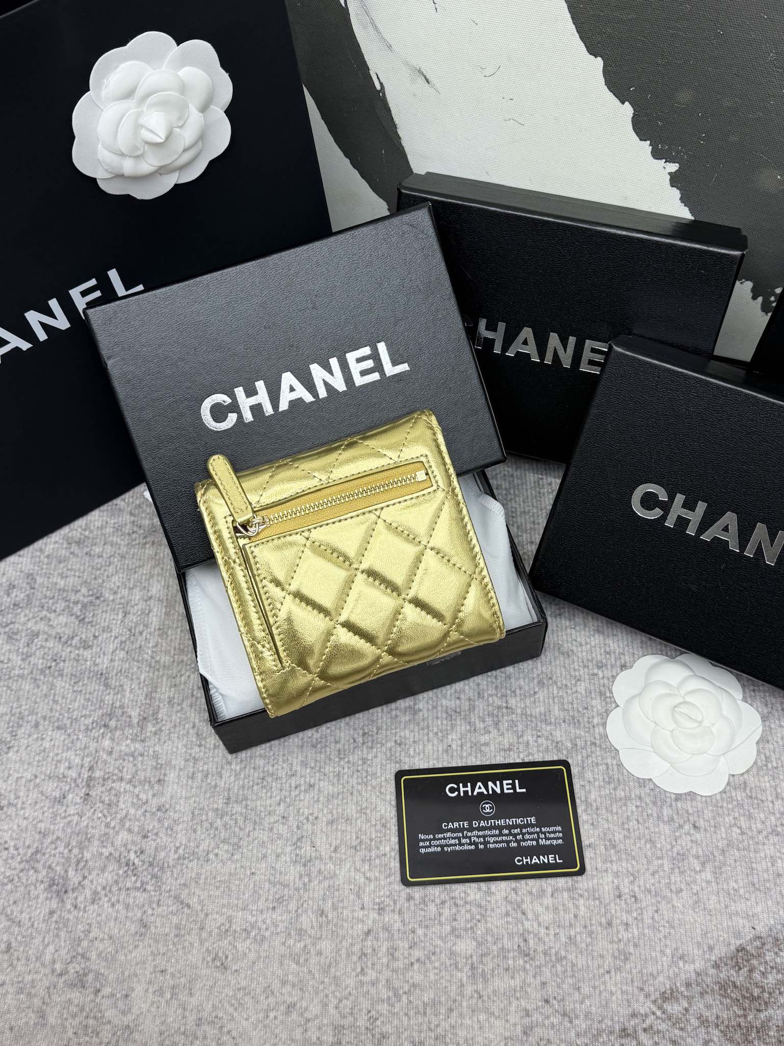 Chanel牛皮CF短三折財布 - 6カードポケット＆コインポーチ付き