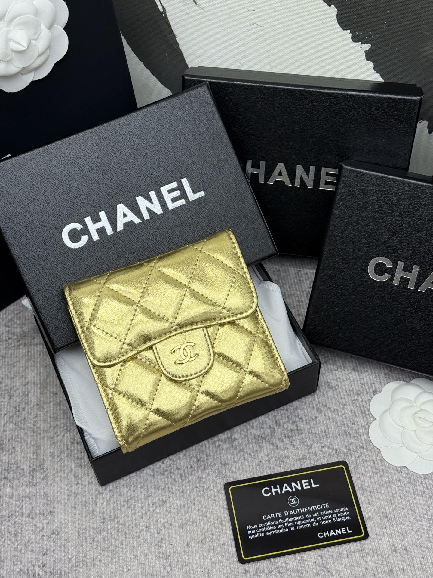 Chanel牛皮CF短三折財布 - 6カードポケット＆コインポーチ付き