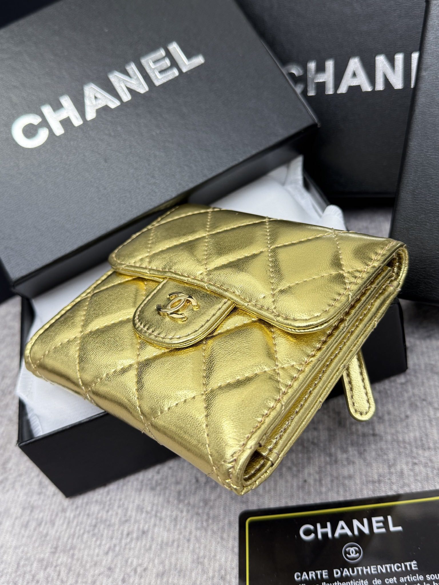 Chanel牛皮CF短三折財布 - 6カードポケット＆コインポーチ付き