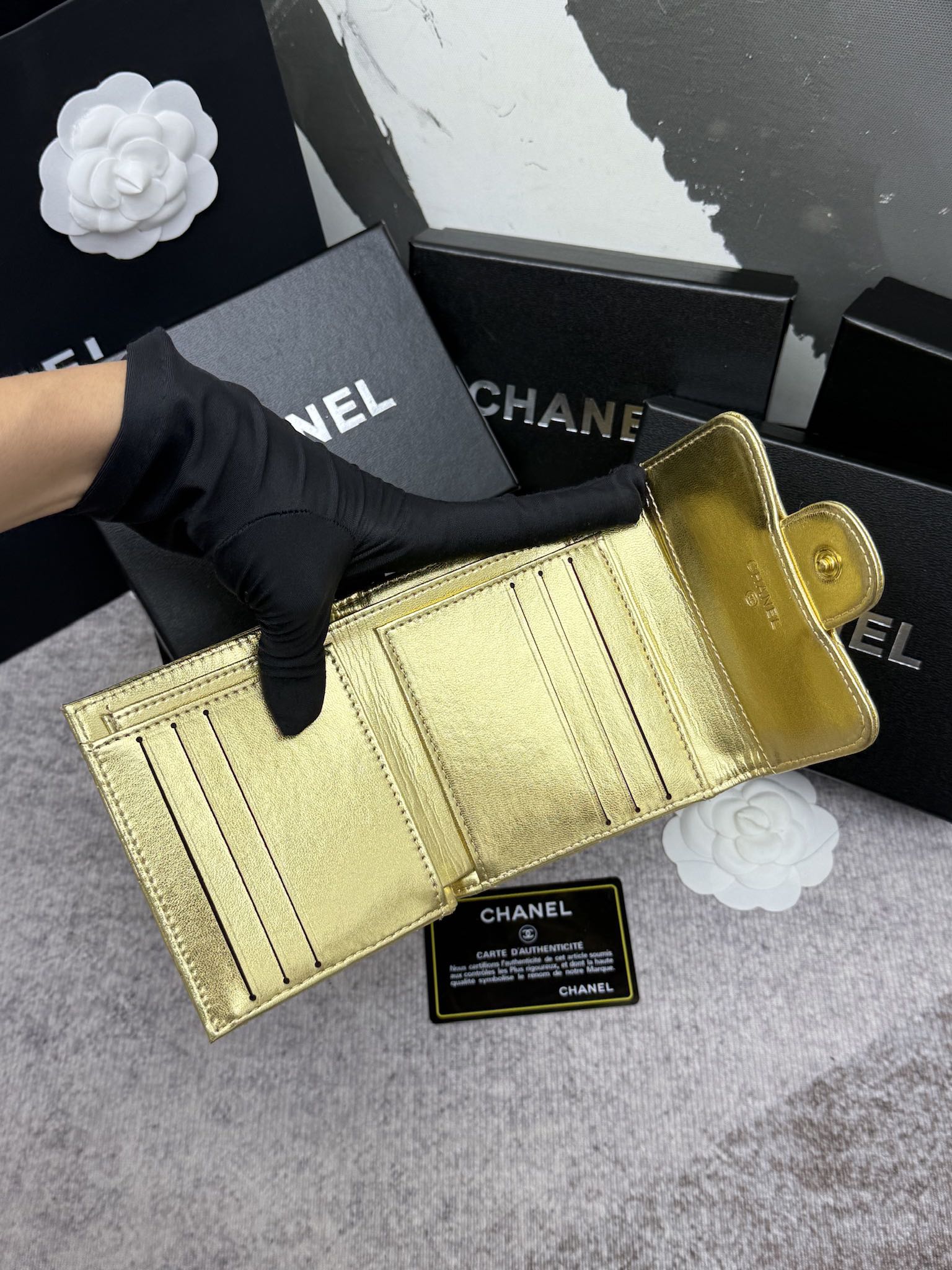 Chanel牛皮CF短三折財布 - 6カードポケット＆コインポーチ付き