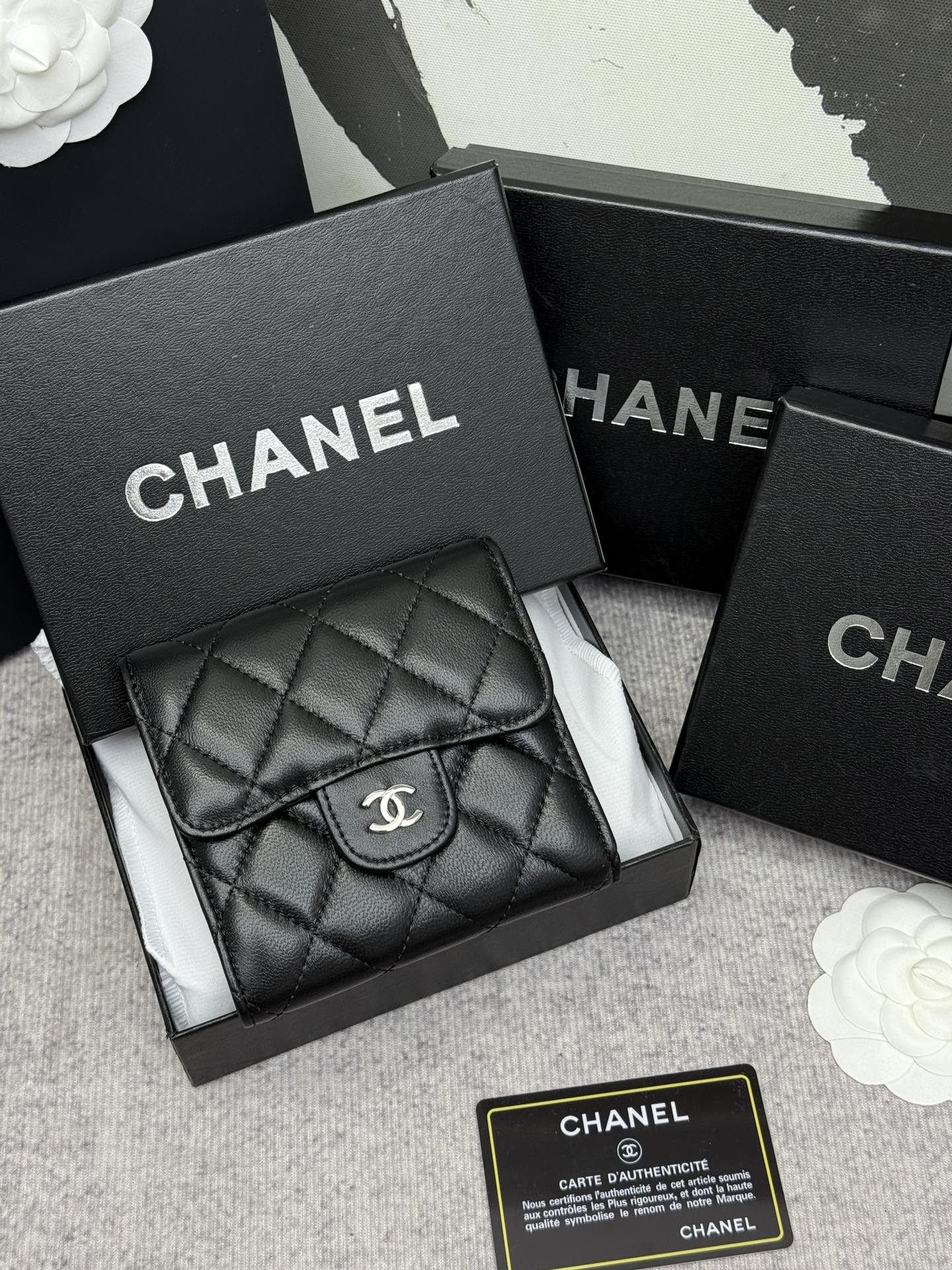 CHANEL牛皮製CF短三折財布 – 6つのカードポケットと小銭入れ付き