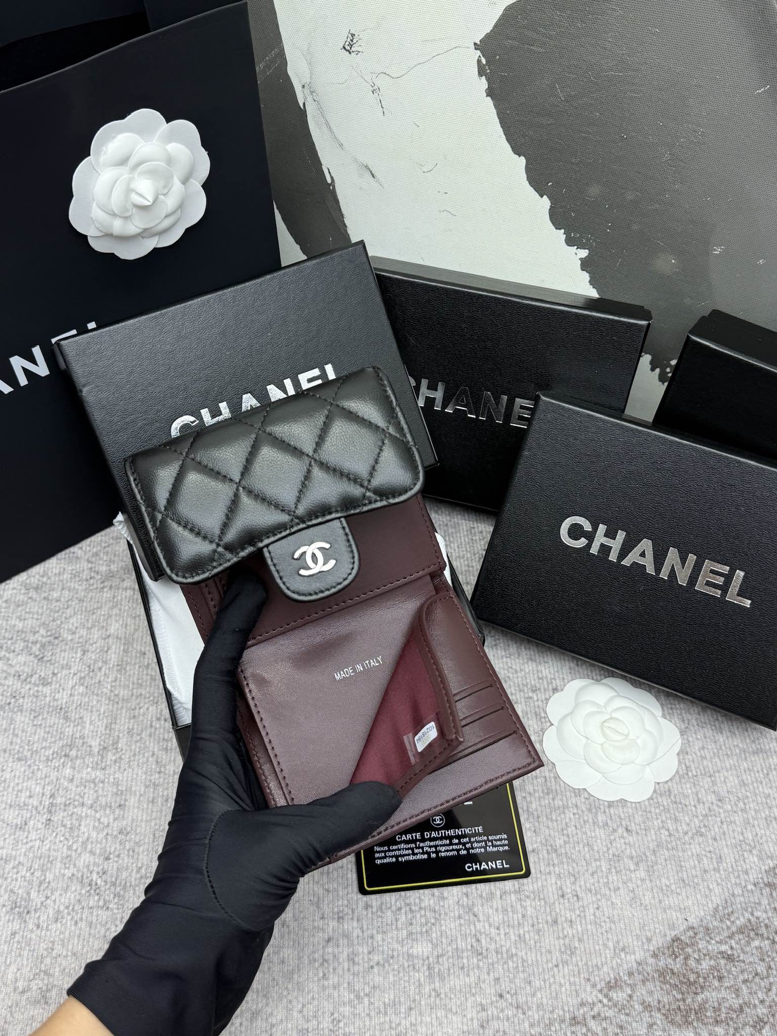 CHANEL牛皮製CF短三折財布 – 6つのカードポケットと小銭入れ付き