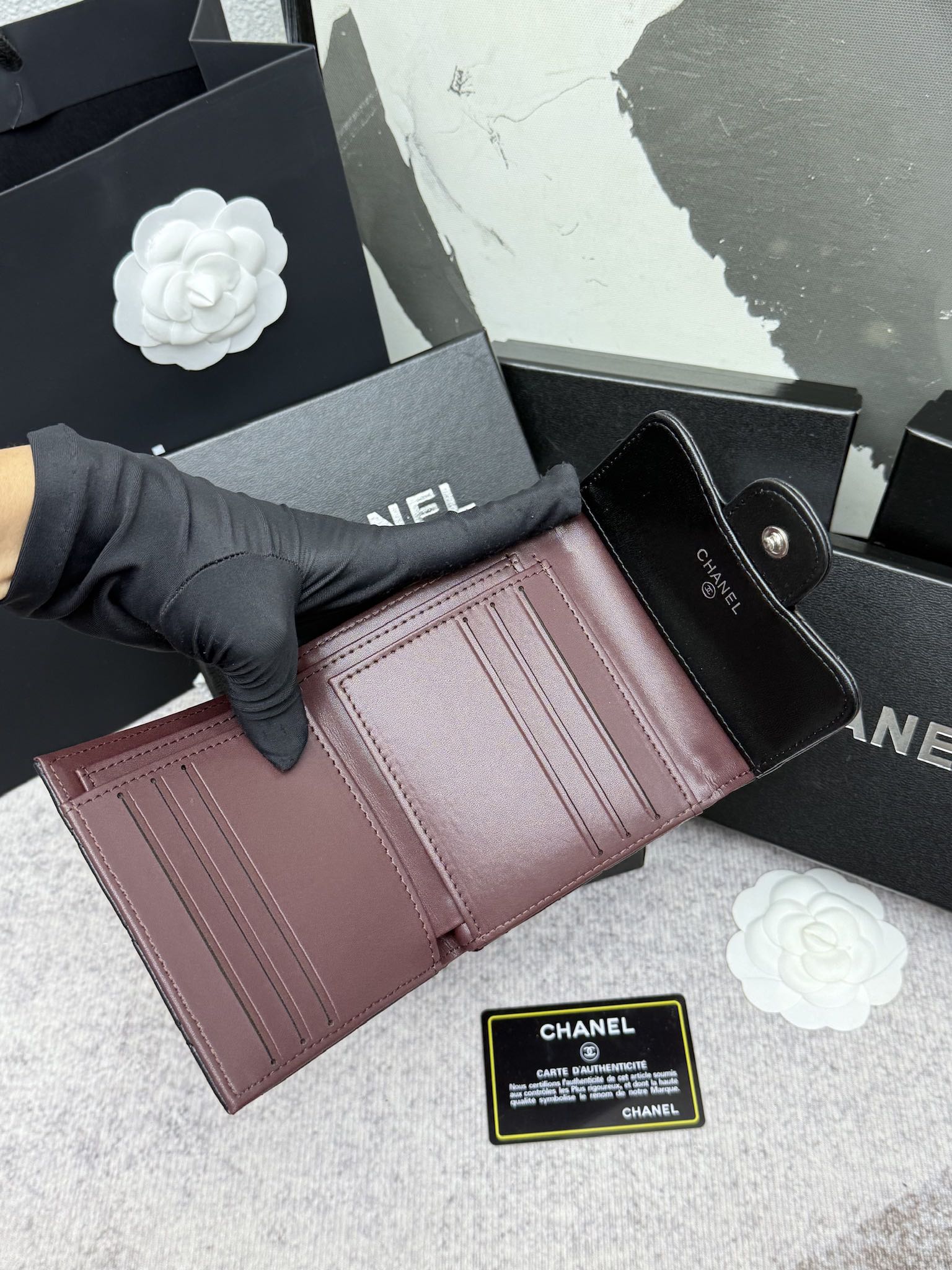 CHANEL牛皮製CF短三折財布 – 6つのカードポケットと小銭入れ付き