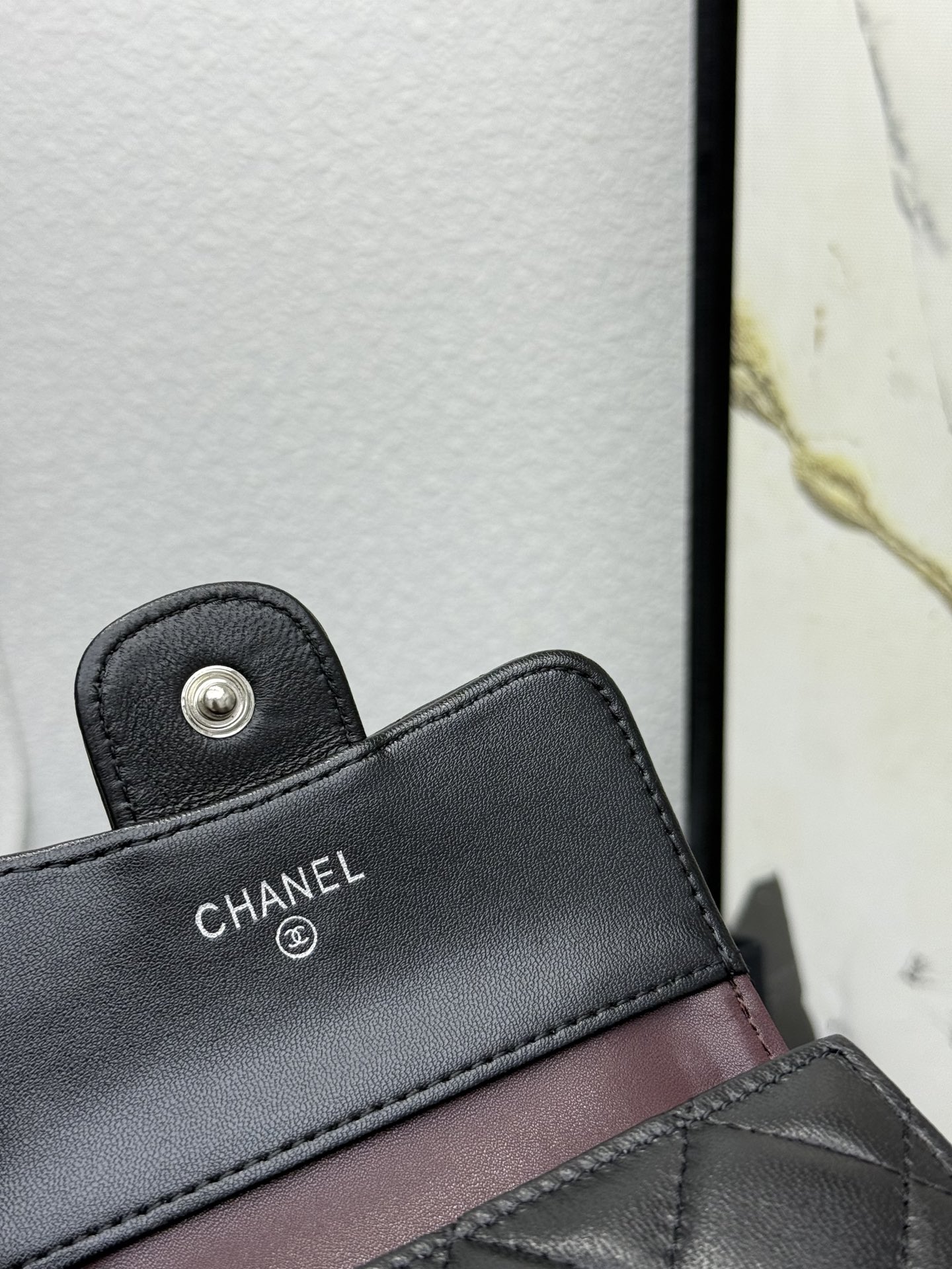 CHANEL牛皮製CF短三折財布 – 6つのカードポケットと小銭入れ付き