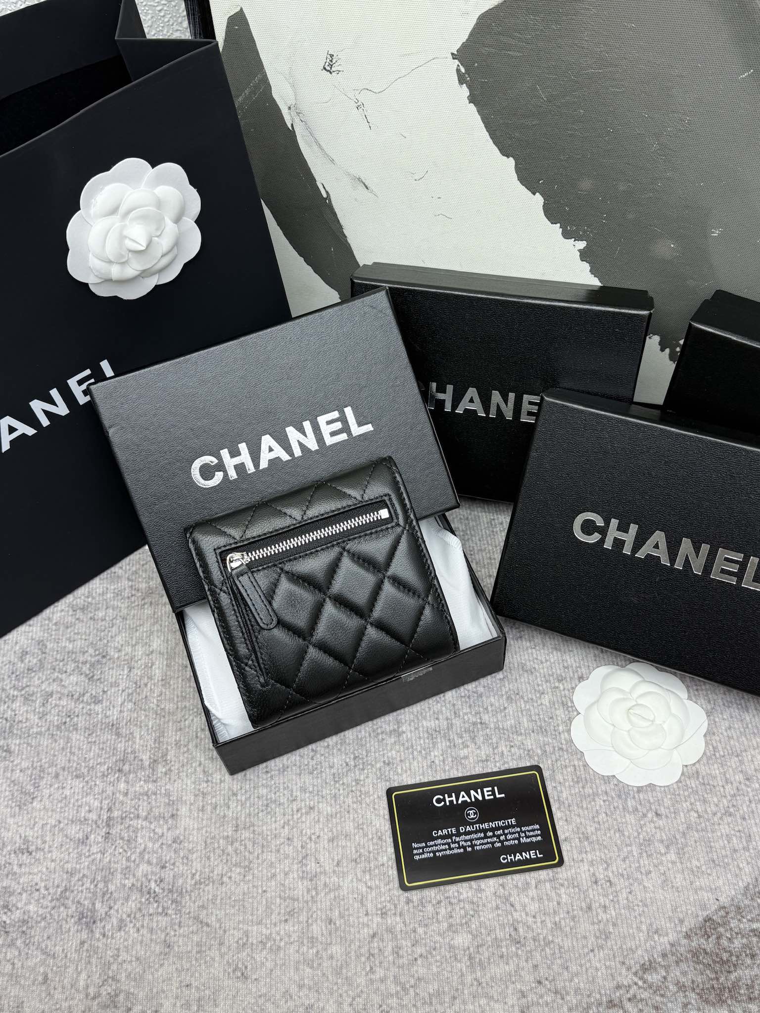 CHANEL牛皮製CF短三折財布 – 6つのカードポケットと小銭入れ付き