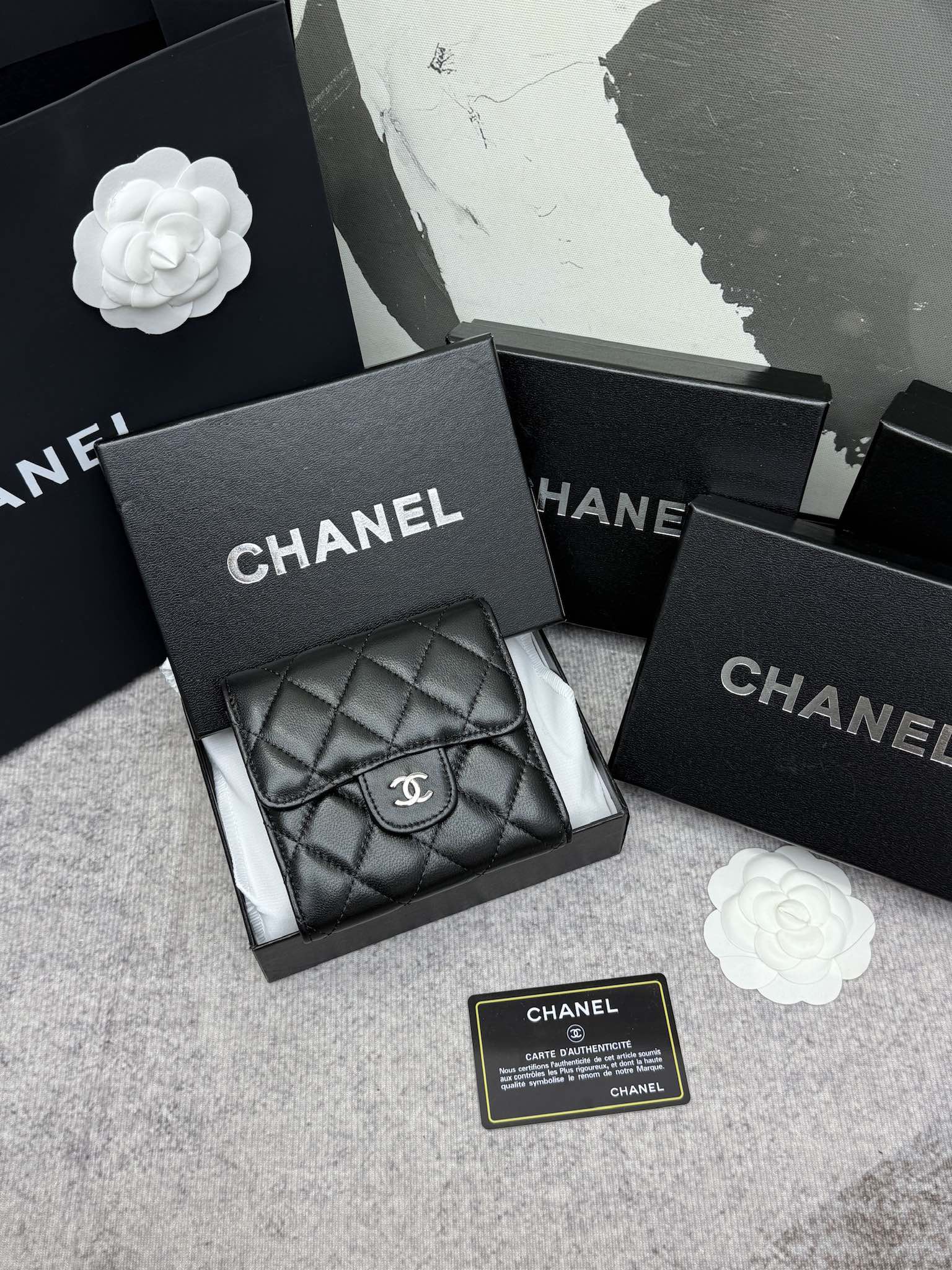 CHANEL牛皮製CF短三折財布 – 6つのカードポケットと小銭入れ付き