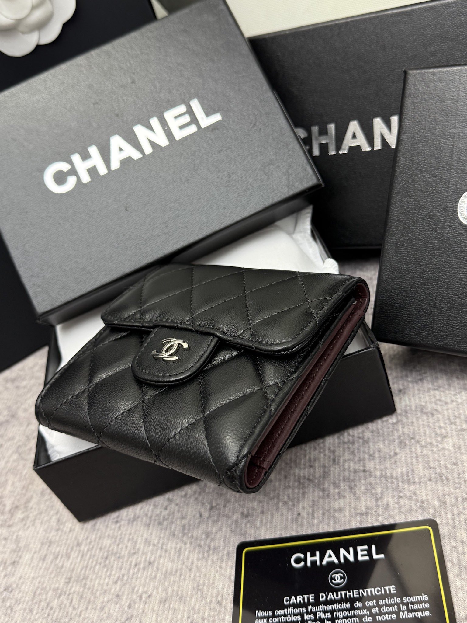 CHANEL牛皮製CF短三折財布 – 6つのカードポケットと小銭入れ付き