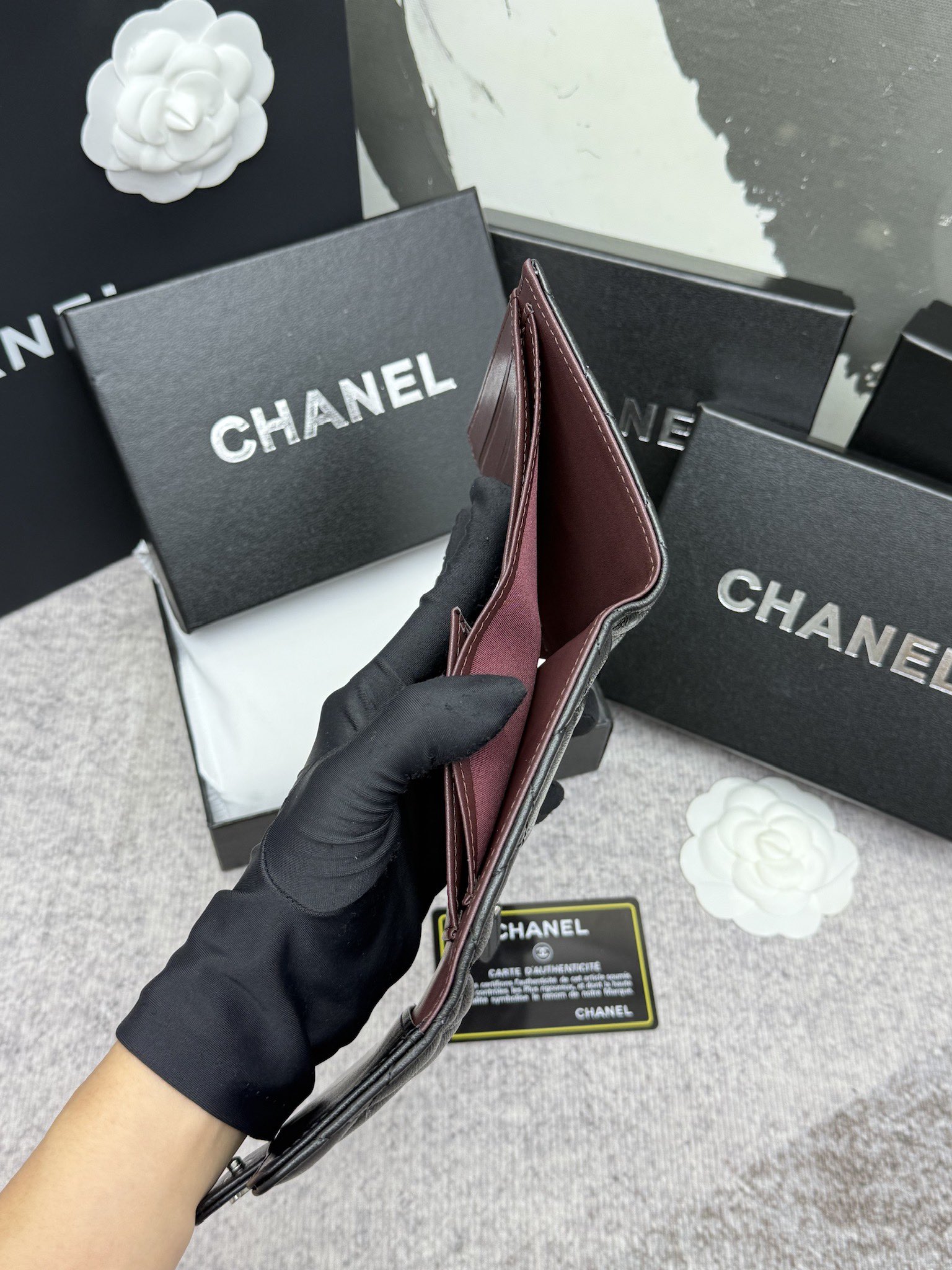 CHANEL牛皮製CF短三折財布 – 6つのカードポケットと小銭入れ付き