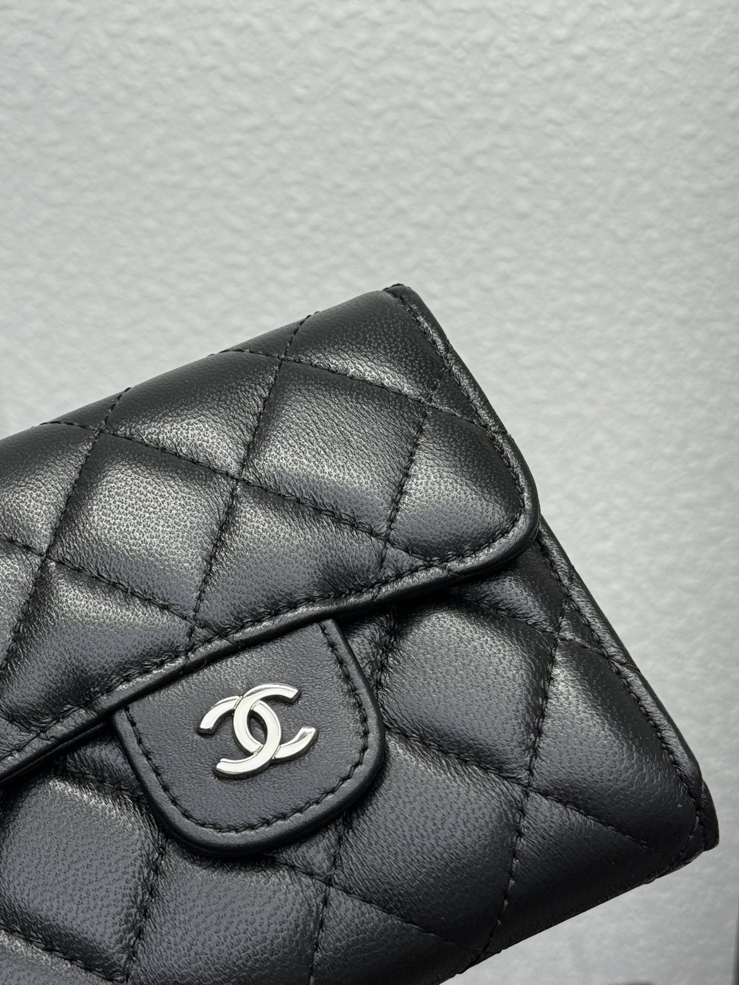 CHANEL牛皮製CF短三折財布 – 6つのカードポケットと小銭入れ付き