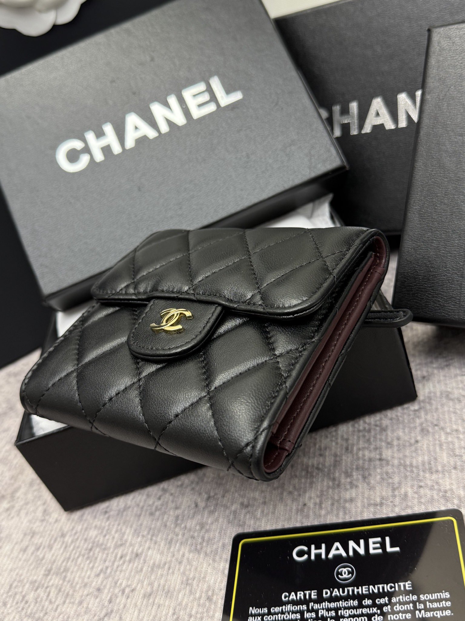 Chanel牛皮CF短三折財布 - 6カードポケット＆小銭入れ付き