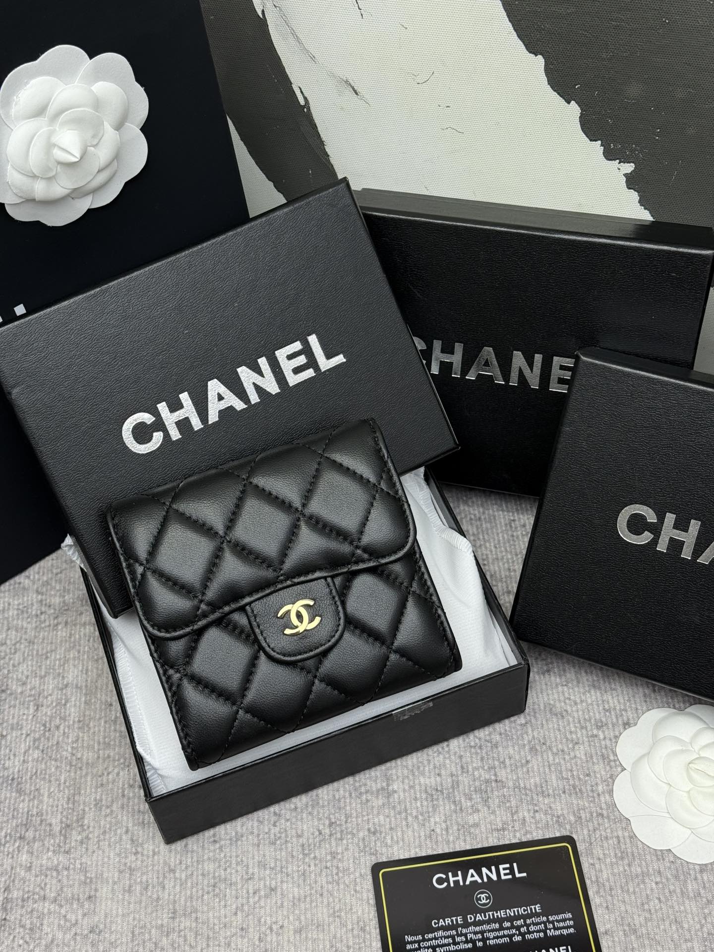 Chanel牛皮CF短三折財布 - 6カードポケット＆小銭入れ付き