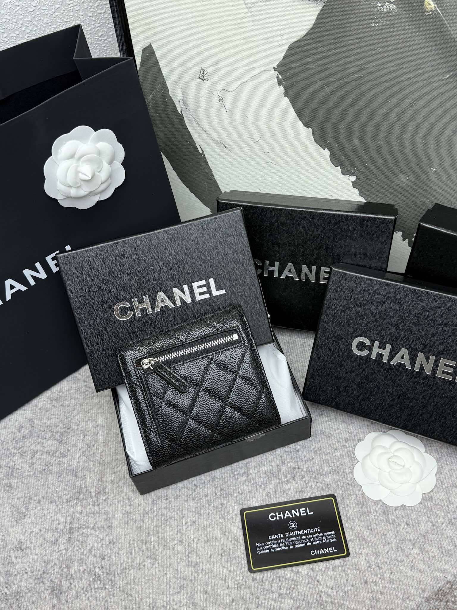 CHANEL牛皮CF短三折財布 - 6つのカードポケットと便利なコインポケット付き