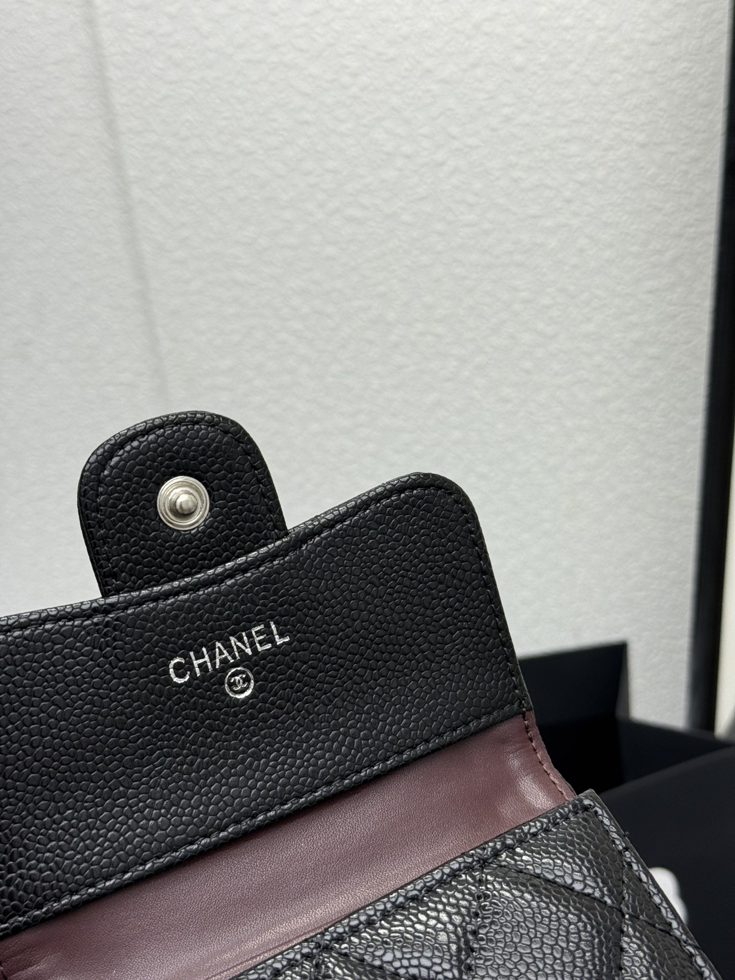 CHANEL牛皮CF短三折財布 - 6つのカードポケットと便利なコインポケット付き