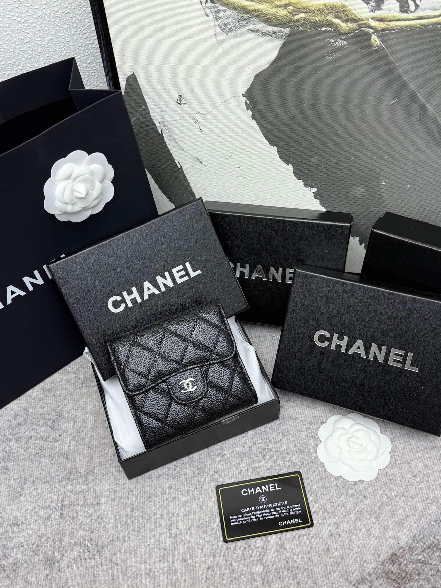 CHANEL牛皮CF短三折財布 - 6つのカードポケットと便利なコインポケット付き