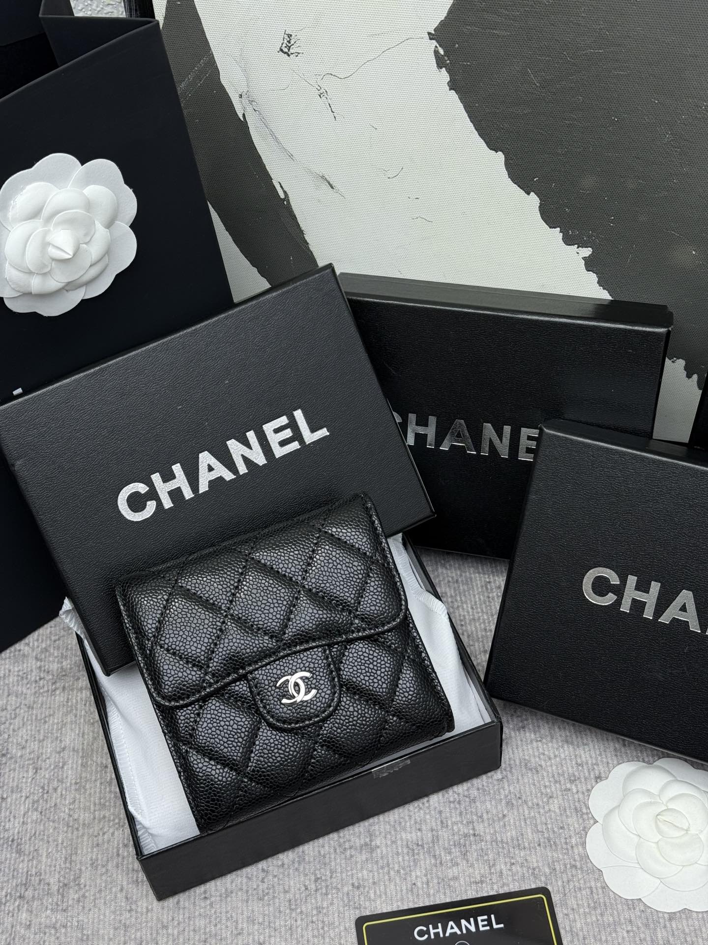CHANEL牛皮CF短三折財布 - 6つのカードポケットと便利なコインポケット付き