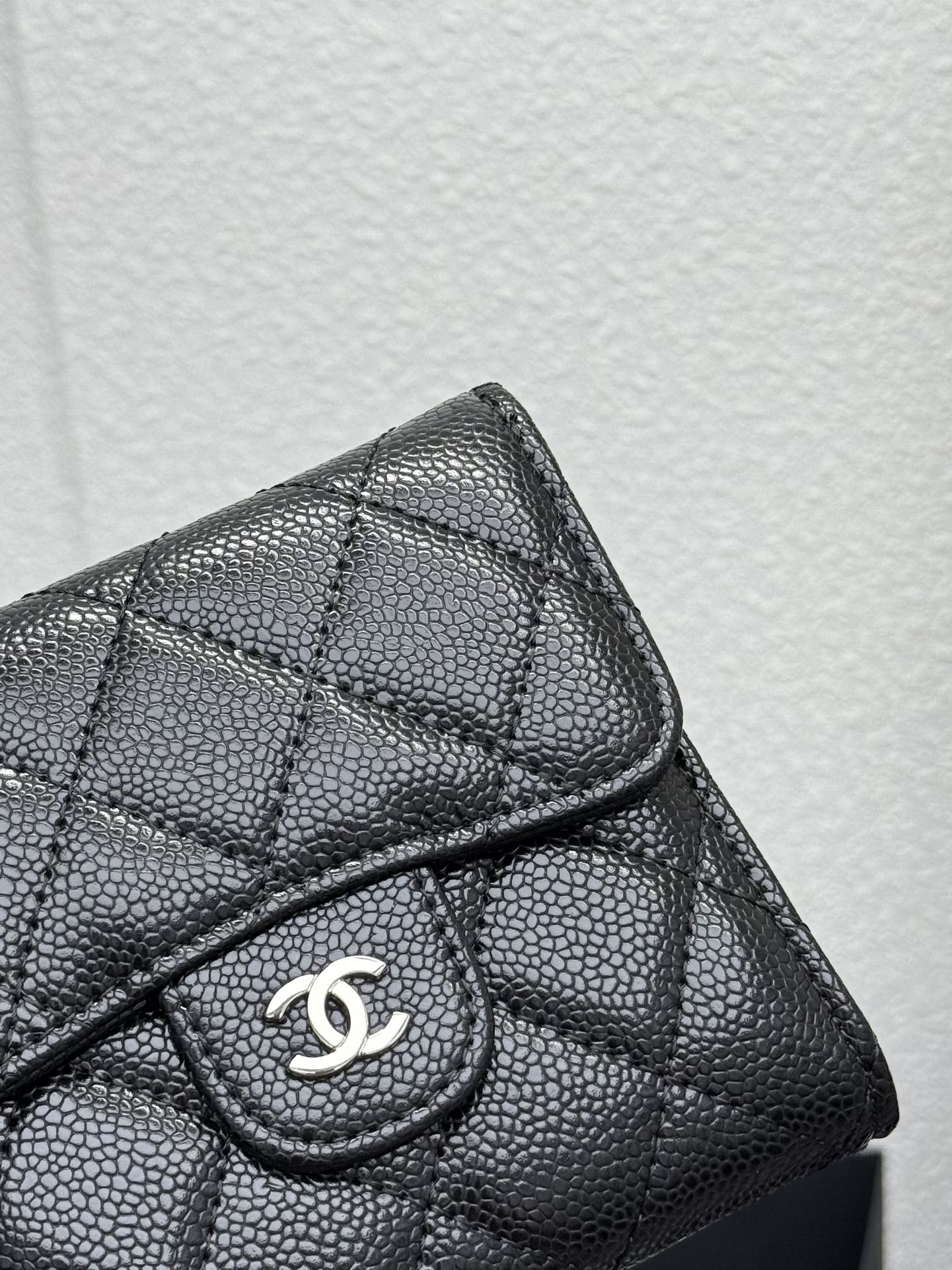 CHANEL牛皮CF短三折財布 - 6つのカードポケットと便利なコインポケット付き