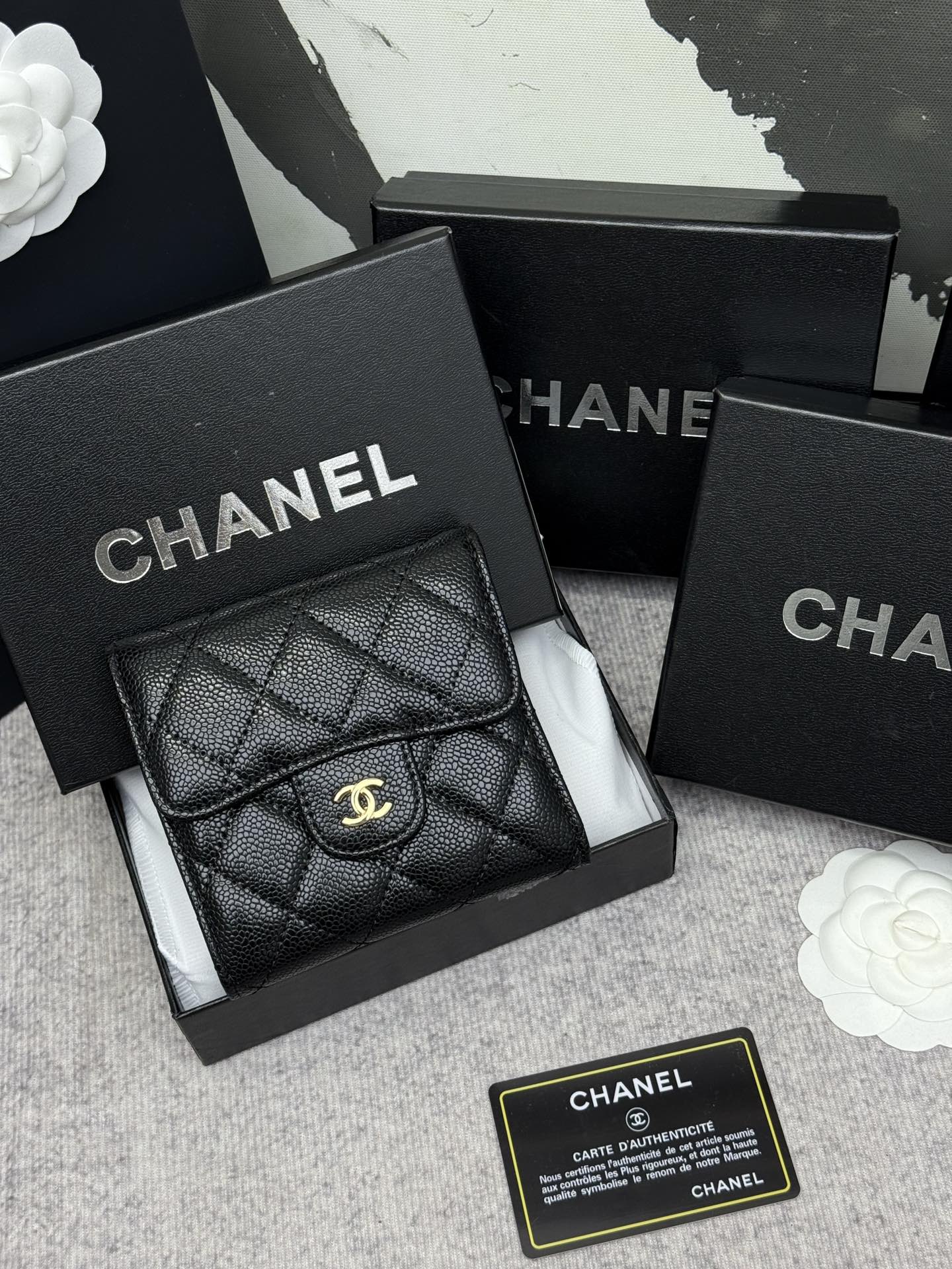 CHANEL牛皮CF短三折財布 - おしゃれな6カードポケット付き