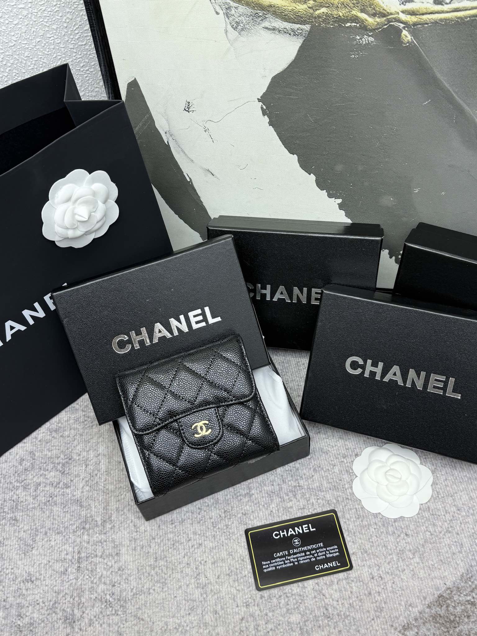 CHANEL牛皮CF短三折財布 - おしゃれな6カードポケット付き