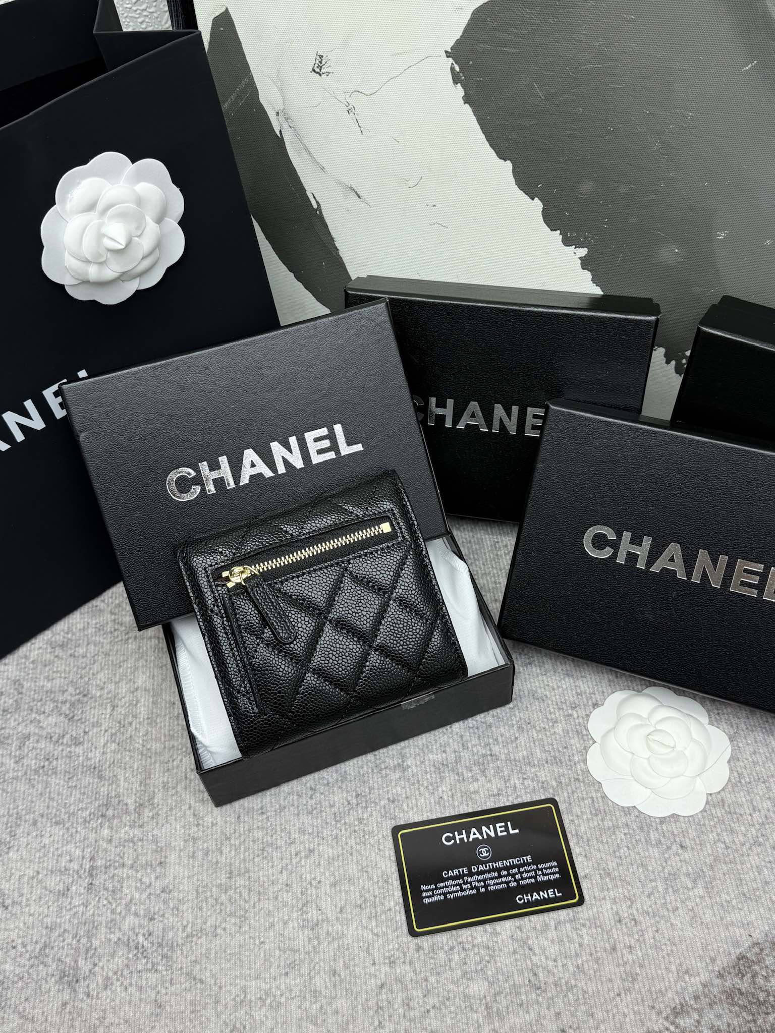 CHANEL牛皮CF短三折財布 - おしゃれな6カードポケット付き