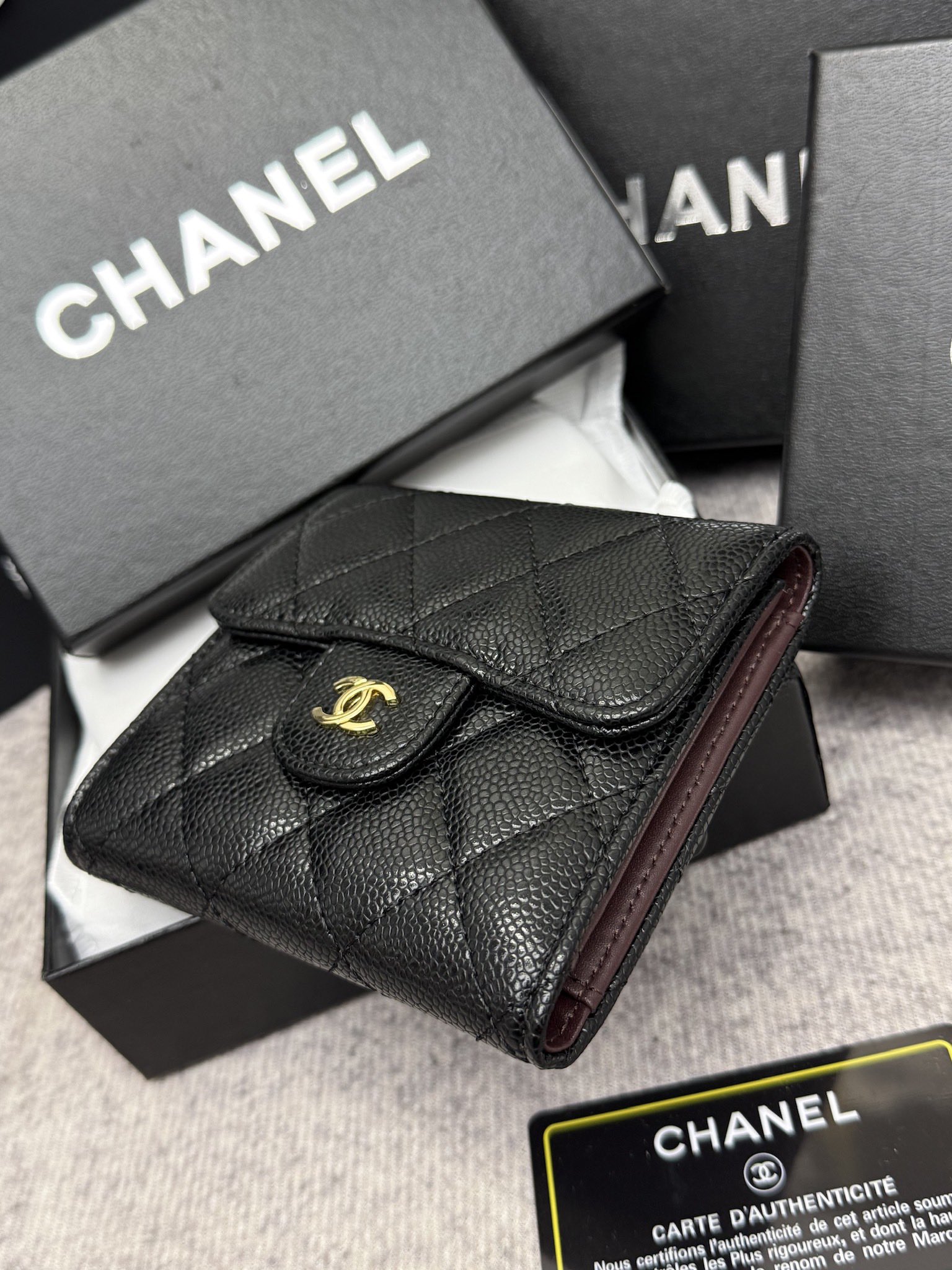 CHANEL牛皮CF短三折財布 - おしゃれな6カードポケット付き