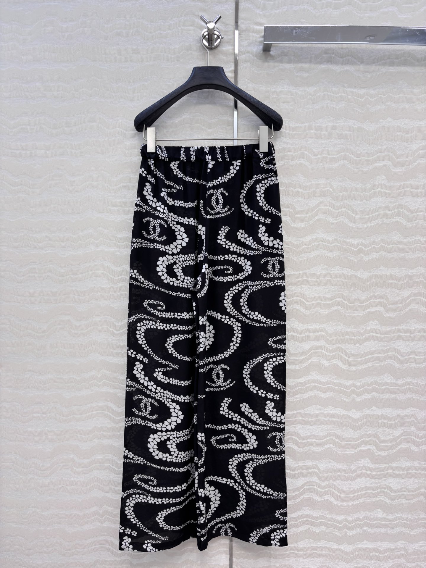 爆单推荐❤️原单品质🍒coco女孩沙滩系列，珍珠链条印花真丝直筒裤！100%真丝双邹面料质感丝滑舒适！白