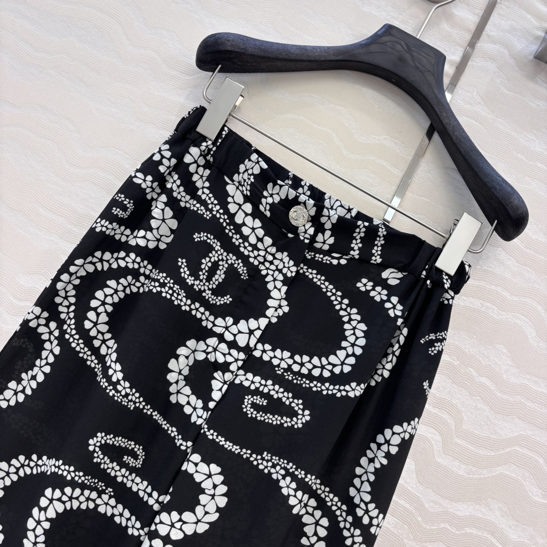 爆单推荐❤️原单品质🍒coco女孩沙滩系列，珍珠链条印花真丝直筒裤！100%真丝双邹面料质感丝滑舒适！白